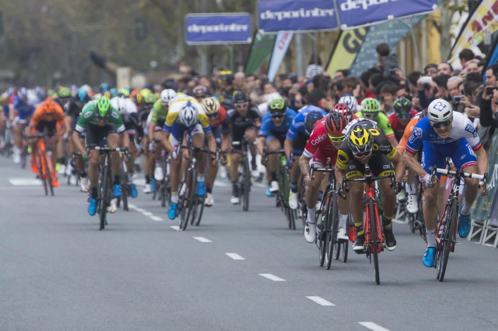 El velocista francés Bryan Coquard (i) (Direct Energie) ha conseguido la victoria en la cuarta etapa de la edición 63  de la Vuelta a Andalucía / EFE