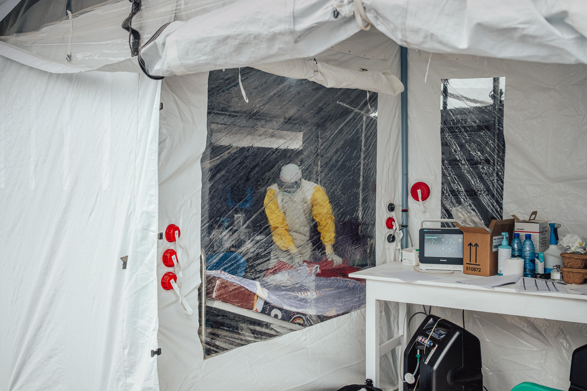 El brote de ébola que preocupa a la OMS crece rápidamente en los países afectados