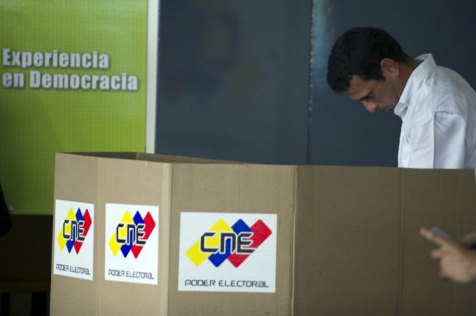 Capriles reconoce la victoria de Hugo Chávez
