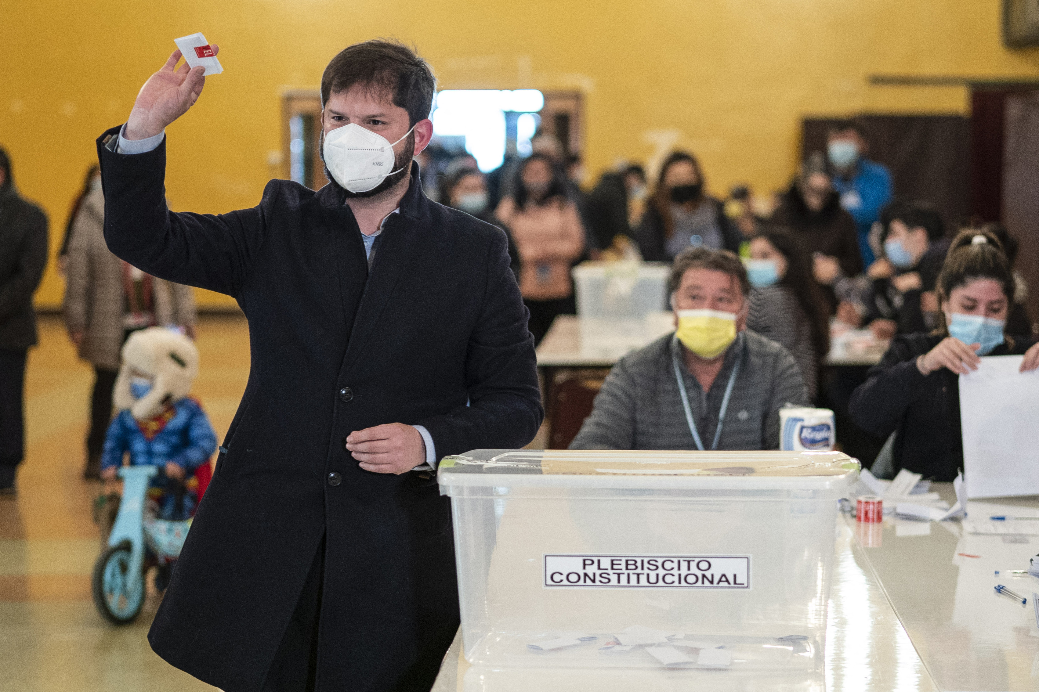 Chile inicia votación en inédito plebiscito sobre nueva Constitución, en imágenes