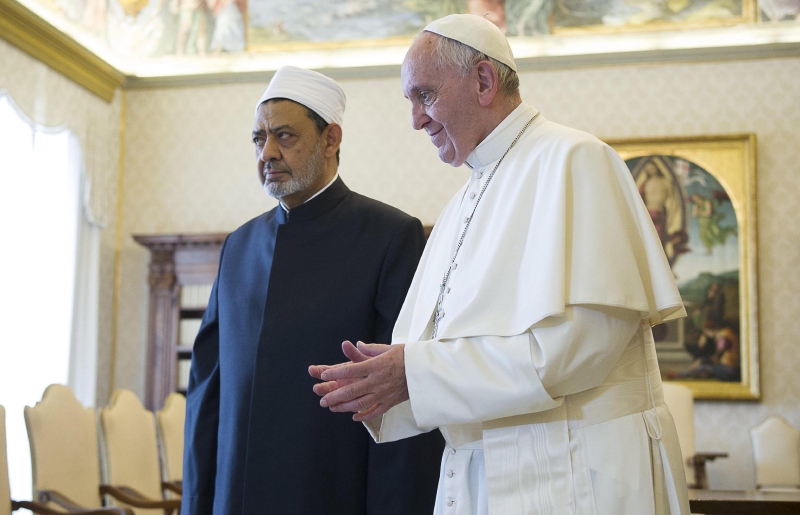 El papa Francisco (d) con el gran imán de la universidad islámica de El Cairo Al Azhar, Ahmed Al Tayeb (i), en el Vaticano. / EFE