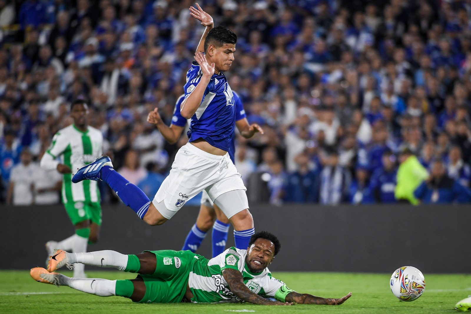 Dorlan Pabón y Jorge Arias protagonizaron un duelo en la etapa inicial.
