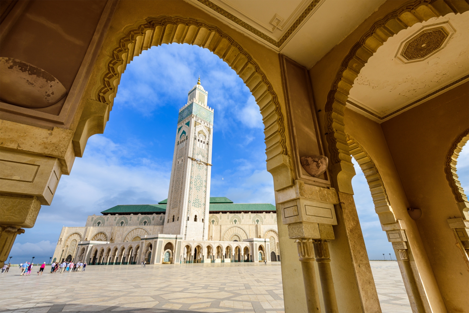 Mezquita de Hassan II (Marruecos): En pleno corazón de Casablanca se erige la mezquita de Hassan II, emblema de esta ciudad marroquí. Aunque el proyecto estuvo marcado por algunas voces críticas, se ha convertido en una de las mezquitas más bonitas del mundo. Para muchos, la que más. En su construcción participaron miles de artesanos, que trabajaron con los mejores mármoles, maderas y granitos. Todos los detalles de este edificio fueron pensados minuciosamente, y sus números son realmente impresionantes. Posee el minarete más alto del mundo, su sala de oración permite albergar hasta 25.000 fieles, y en su explanada exterior entran 80.000 personas. Como curiosidad, el templo cuenta también con un rayo láser luminoso instalado en la parte más alta del minarete, con un alcance de 30 kilómetros que proyecta luz durante toda la noche en dirección a La Meca.