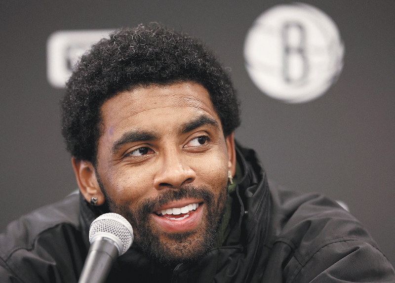 Kyrie Irving se enfrenta a la NBA porque no quiere inocularse. / AFP