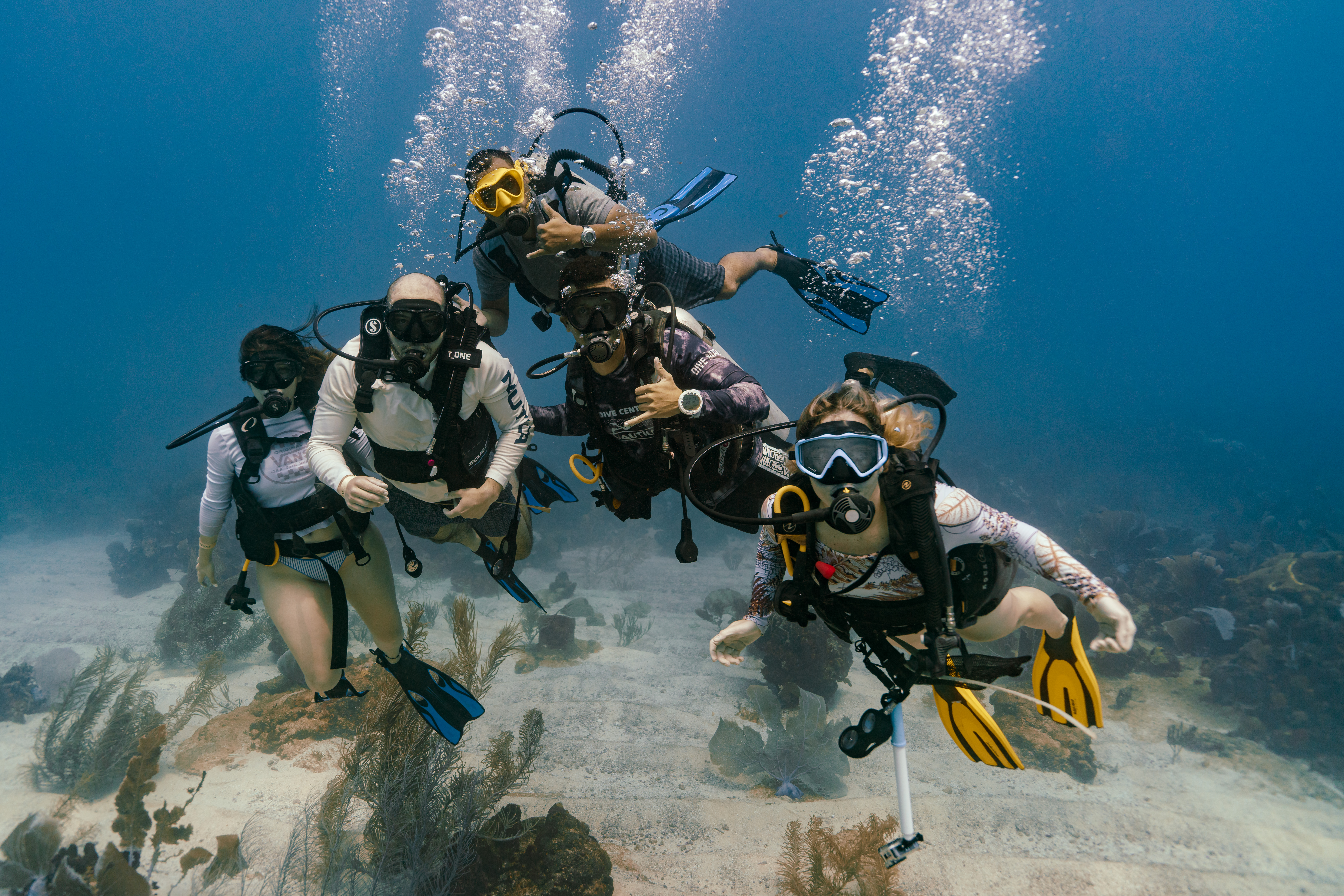 Para el equipo de La Playita, resulta especialmente gratificante ver el crecimiento profesional de los isleños que hoy conforman gran parte del proyecto: el 90 % de los líderes de área y el 85 % del personal son originarios de la isla.