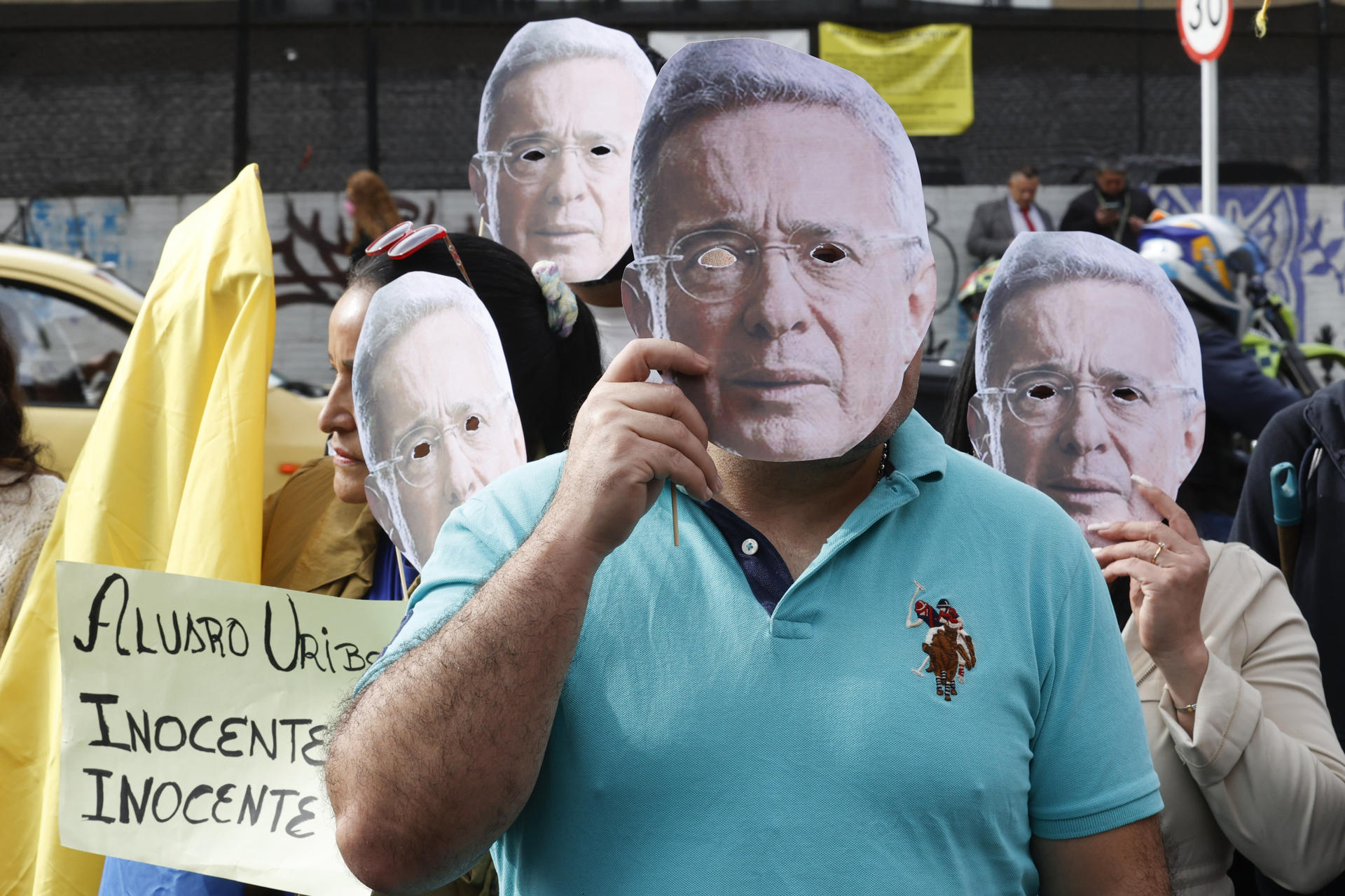 BOGOTÁ (COLOMBIA), 28/07/2025.- Seguidores del expresidente Álvaro Uribe, asisten al Complejo Judicial de Paloquemao para apoyar al exmandatario este lunes, en Bogotá (Colombia). La jueza Sandra Heredia aseguró que la Justicia "no se arrodilla ante el poder" al comenzar la lectura del fallo que declarará culpable o inocente al expresidente colombiano Álvaro Uribe, en el caso más mediático que ha enfrentado el país. EFE/ Mauricio Dueñas Castañeda
