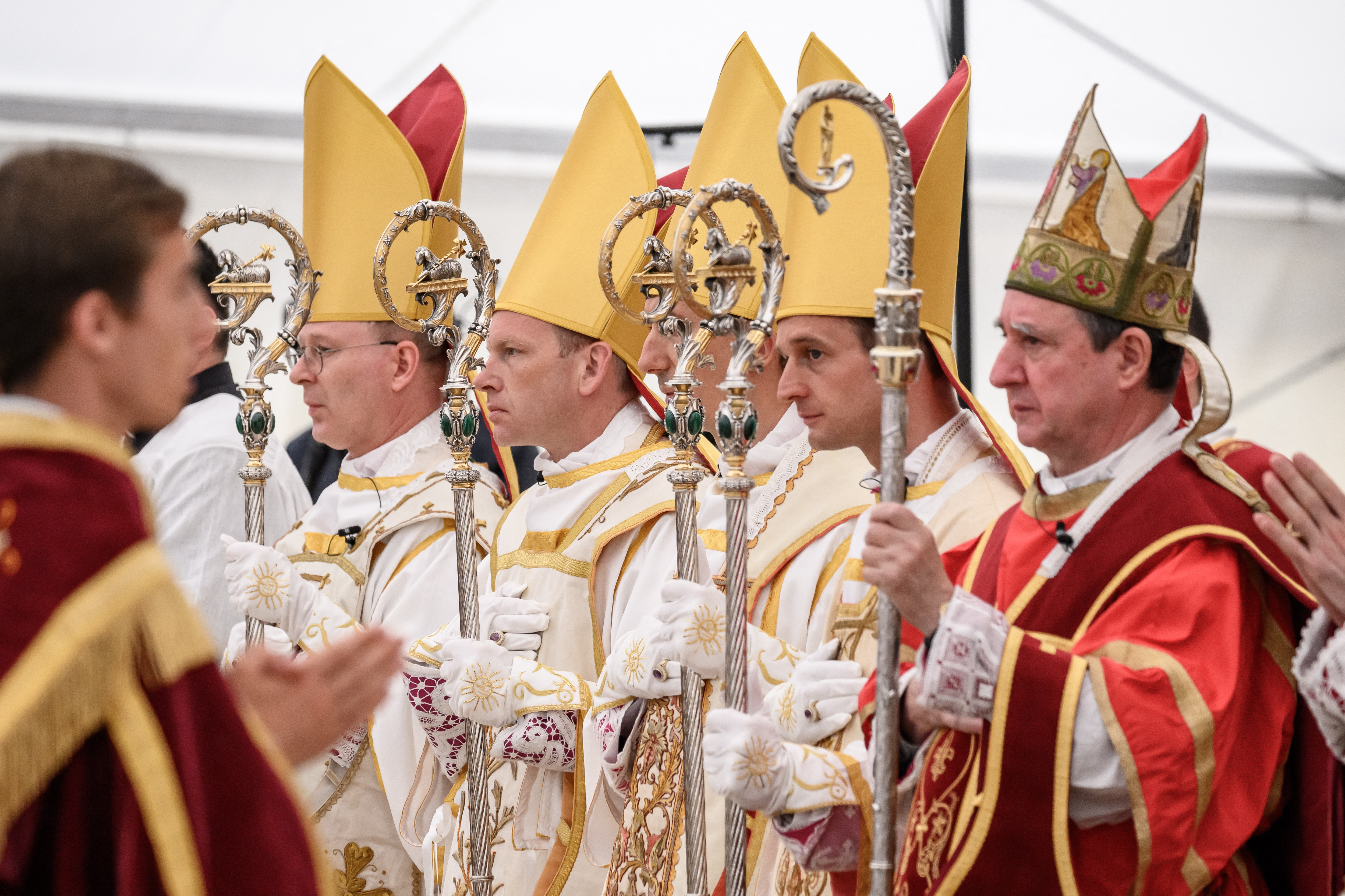 Vaticano declara cismática consagración de cuatro obispos lefebvrianos y advierte excomunión