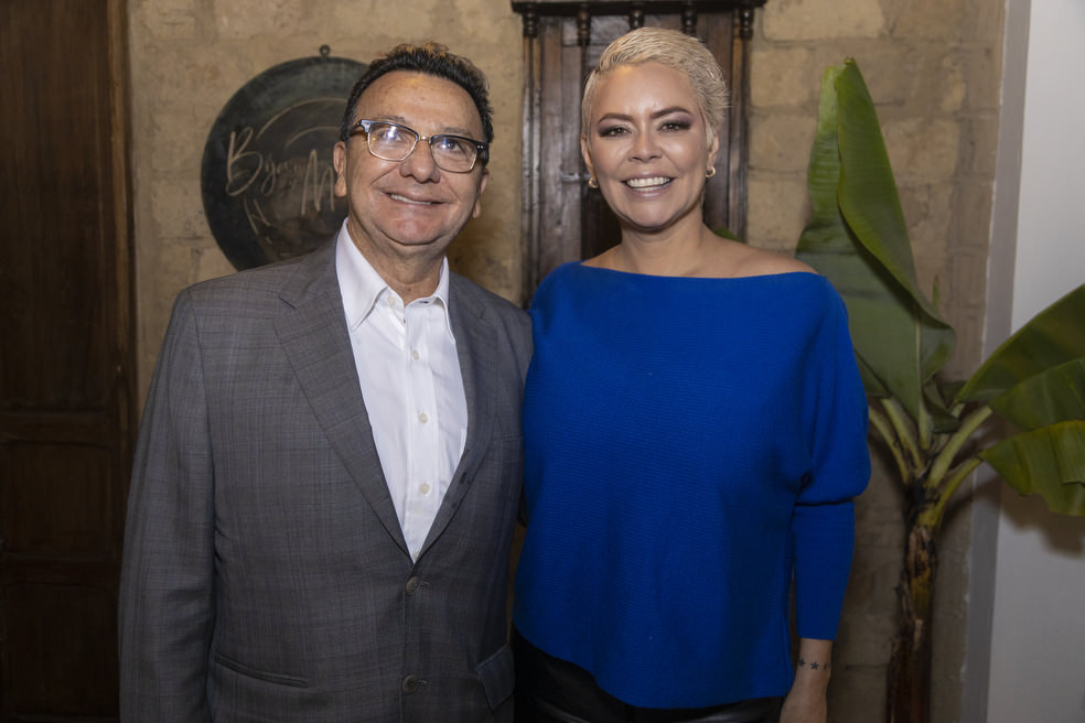 Lanzamiento Bijao Y Malanga
Fomentar la cultura y la tradicion colombiana a través de la cocina, el arte y la música es la experien- cia que se le entregará a cada comensal. Bogotá, 14 de junio de 2022, Orlando Liñan, cantante vallenato reconocido como ‘El timbre original’ y por interpre- tar a Diomedes Díaz en su bionovela y Luz Dary Cogollo cocinera de tradición y famosa protagonizar un capítulo de Street Food Latinoamérica, la miniserie documental de Netflix son los encarga- dos de darle vida al nuevo restaurante de comida colombiana llamado Bijao & Malanga.