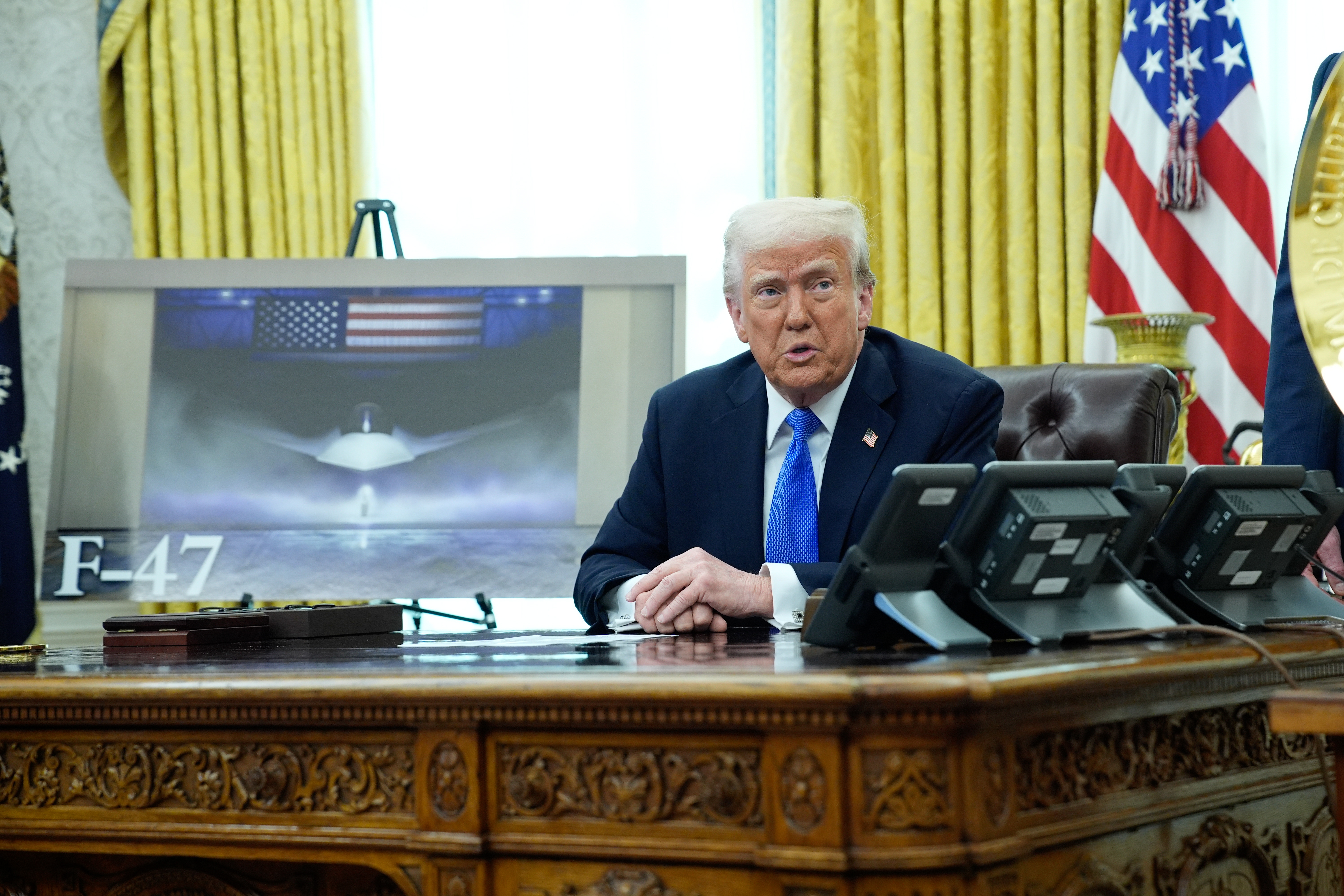 Washington (United States), 21/03/2025.- US President Donald Trump delivers remarks from the Oval Office of the White House in Washington, DC, USA, 21 March 2025. Secretary Hegseth joined President Trump to announce a defense program, which includes Boeing developing the F-47 next-generationÂ fighter jet for the US Air Force. EFE/EPA/YURI GRIPAS / POOL