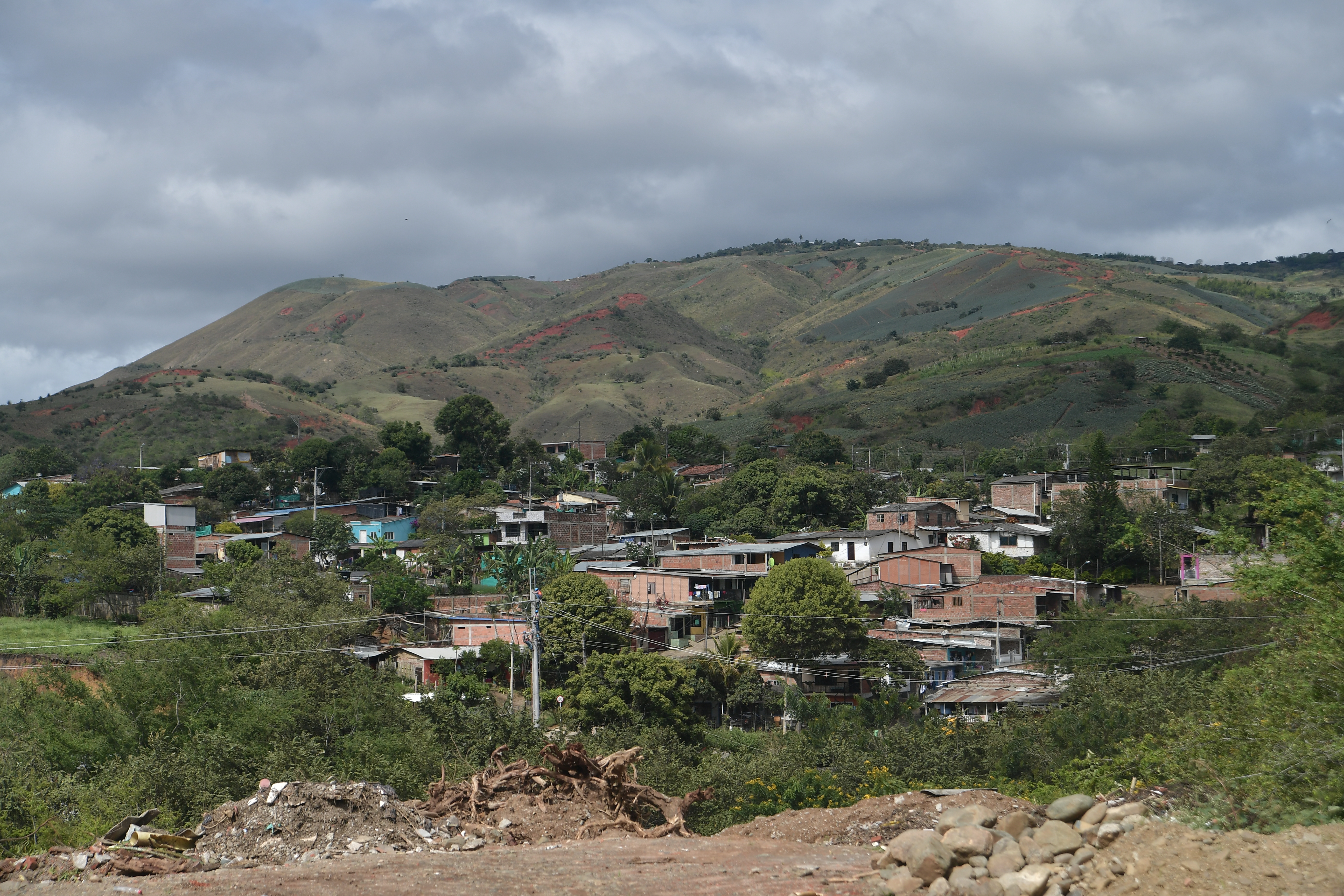 Hallaron dos cuerpos en bolsas y amarrados sobre la vía al mar en Dagua, Valle del Cauca