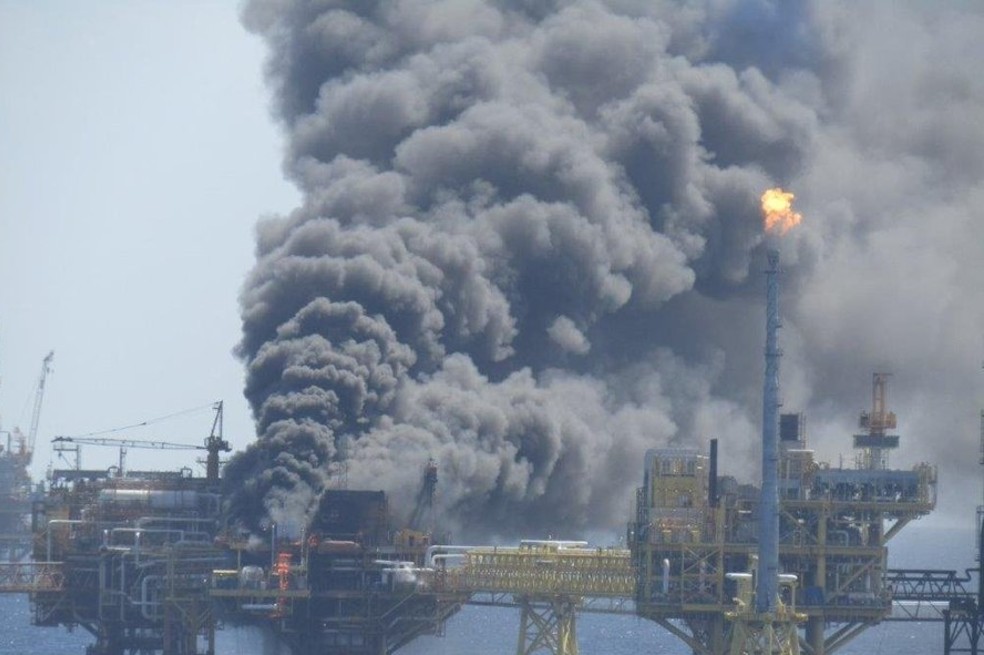Otra vez se quema el mar: reportan incendio en plataforma en el golfo de México
