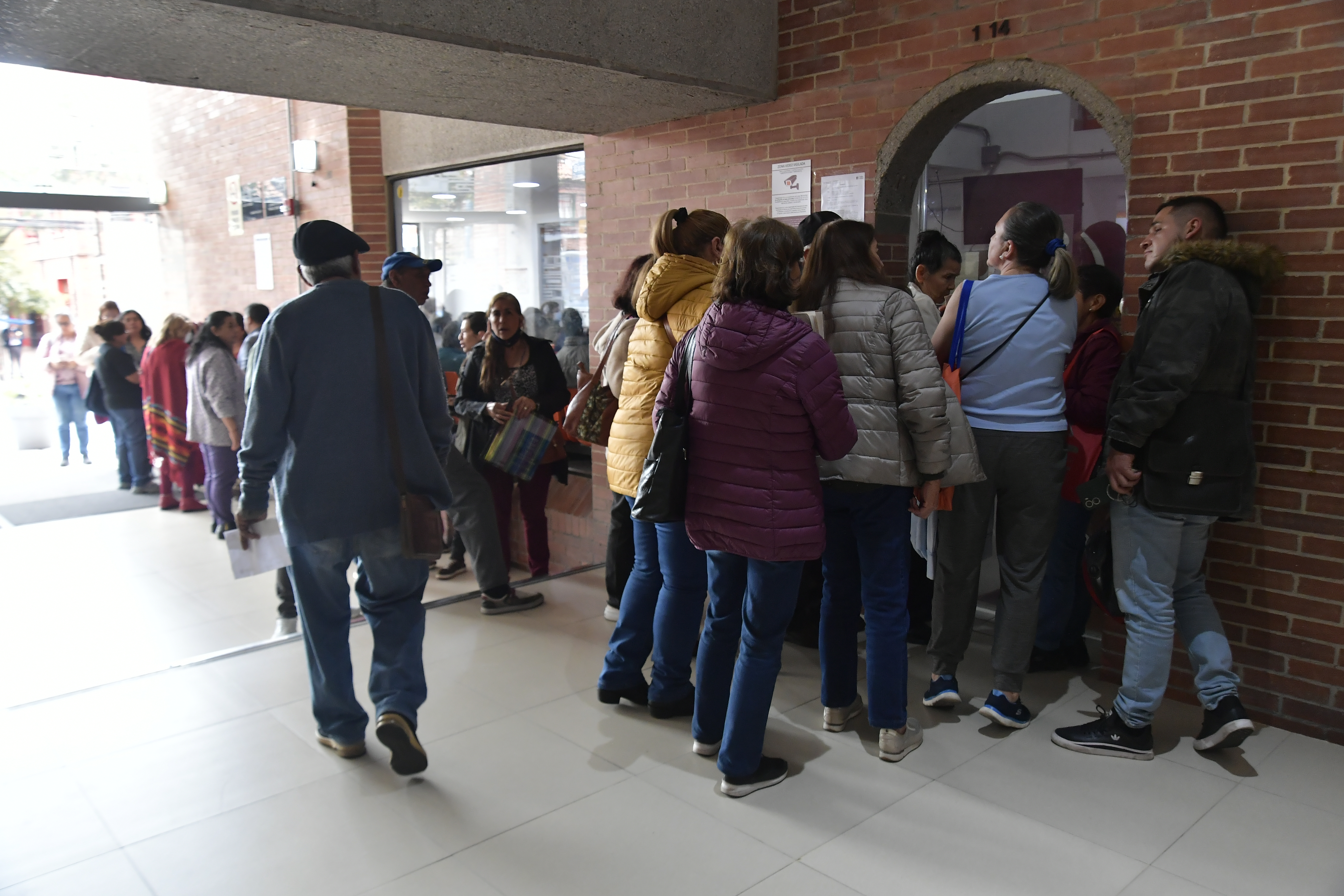 Filas de docentes que esperan ser atendidos, por el nuevo modelo de salud para ellos.