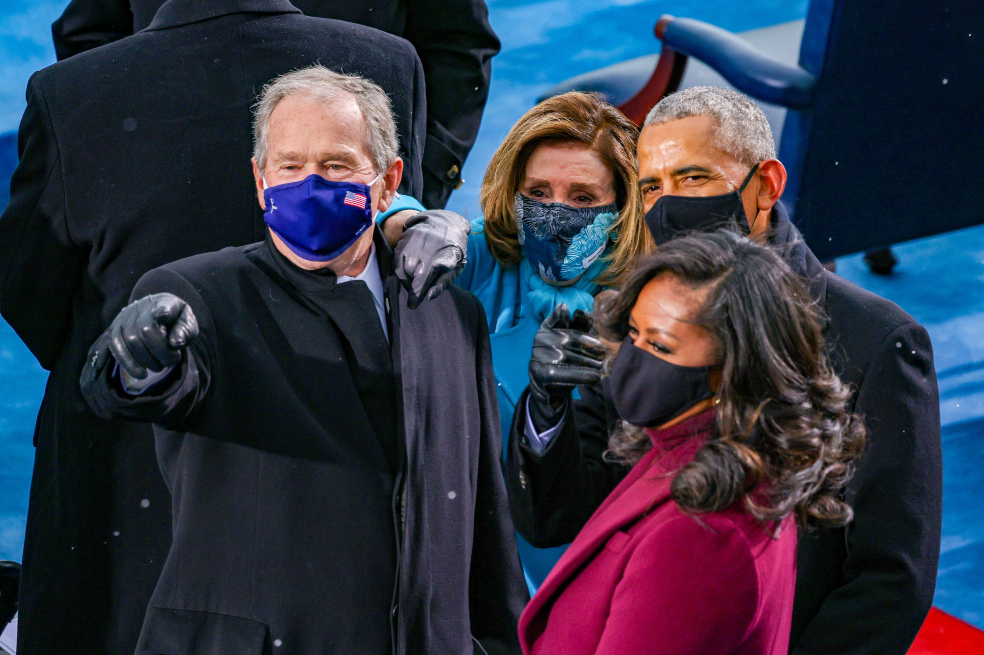 Los expresidentes Jorge Bush y Barack Obama comparten un momento durante la ceremonia.