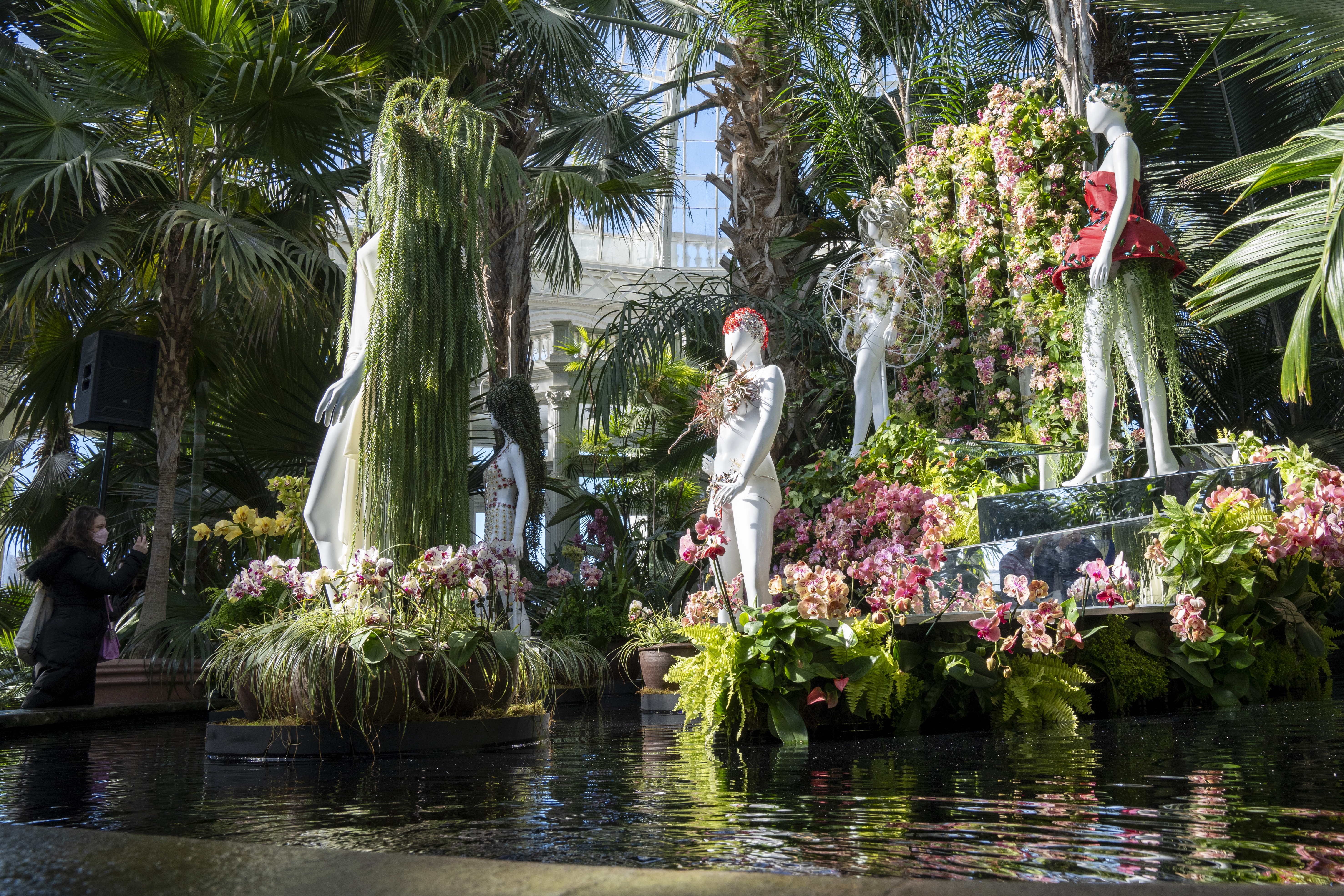 ACOMPAÑA CRÓNICA USA2288. NUEVA YORK (NY, EEUU), 14/02/2024.- Fotografía de unos maniquíes puestos junto a un arreglo de orquídeas durante un pase de la prensa al espectáculo 'The Orchid Show: Florals in Fashion' ('El espectáculo de las orquídeas: Florales en la moda') realizado este miércoles en el Jardín Botánico del Bronx en Nueva York (EEUU). Unas 4.000 orquídeas de todos los colores y tamaños marcan tendencia desde este miércoles en el Jardín Botánico de Nueva York, donde estas fascinantes flores tropicales asoman entre las ramas de los árboles pero también forman extravagantes prendas. EFE/Ángel Colmenares