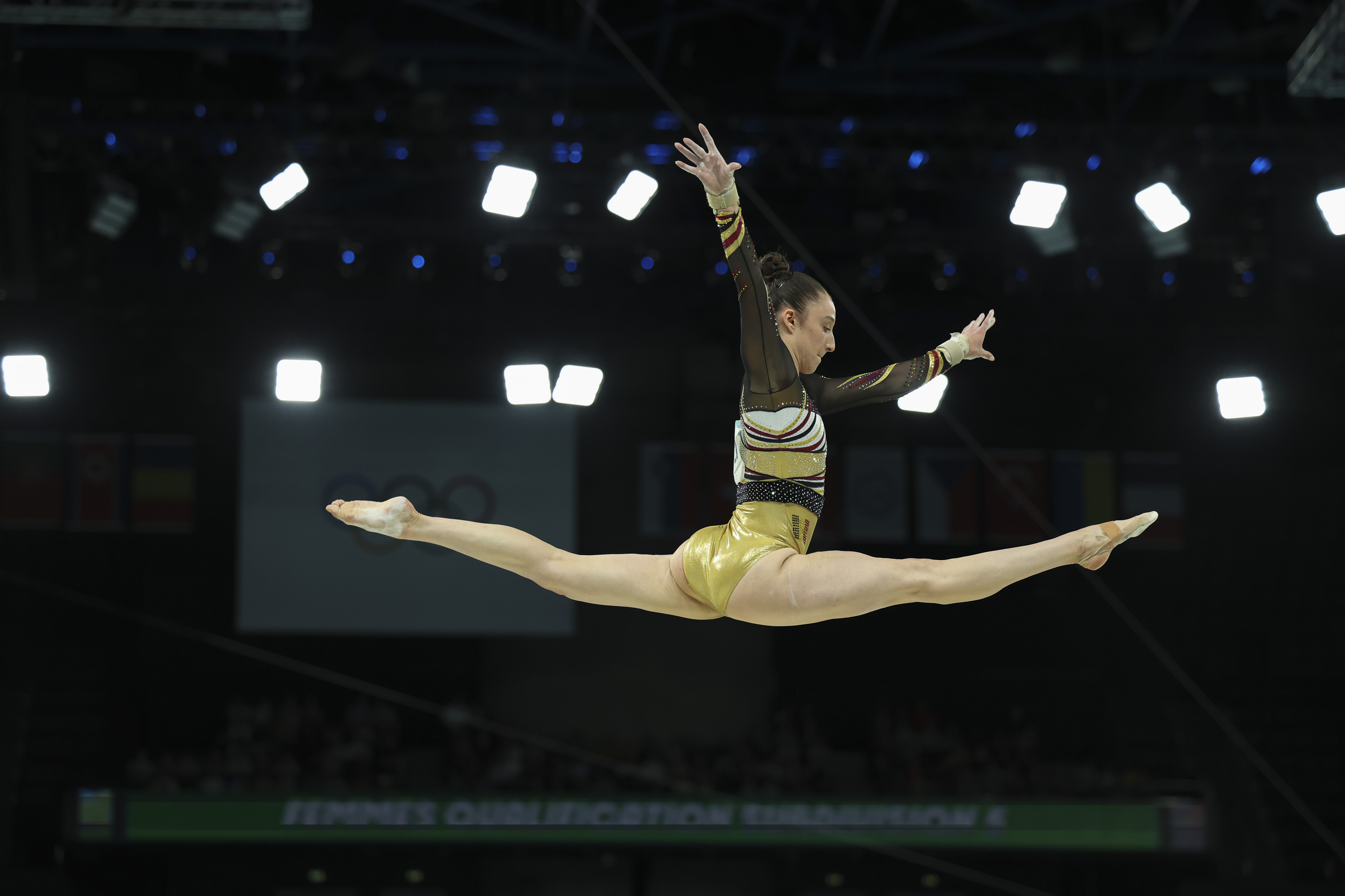 PARÍS (FRANCIA), 28/07/2024.- La gimnasta belga Nina Derwael compite en la prueba de barra de equilibrio parte de la clasificación de Gimnasia Artística femenina de los Juegos Olímpicos de París 2024 este domingo, en el Bercy Arena de la capital francesa. EFE/ Miguel Gutiérrez
