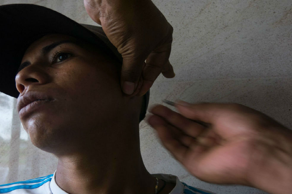 Un minero se hace la prueba de malaria en una clínica de Puerto Ayacucho. En un día normal, de casi 200 pruebas, la mitad salen positivas.