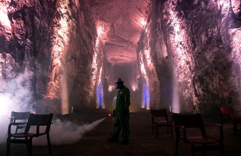 Trabajadores con equipos de desinfección limpian la catedral de Zipaquirá.