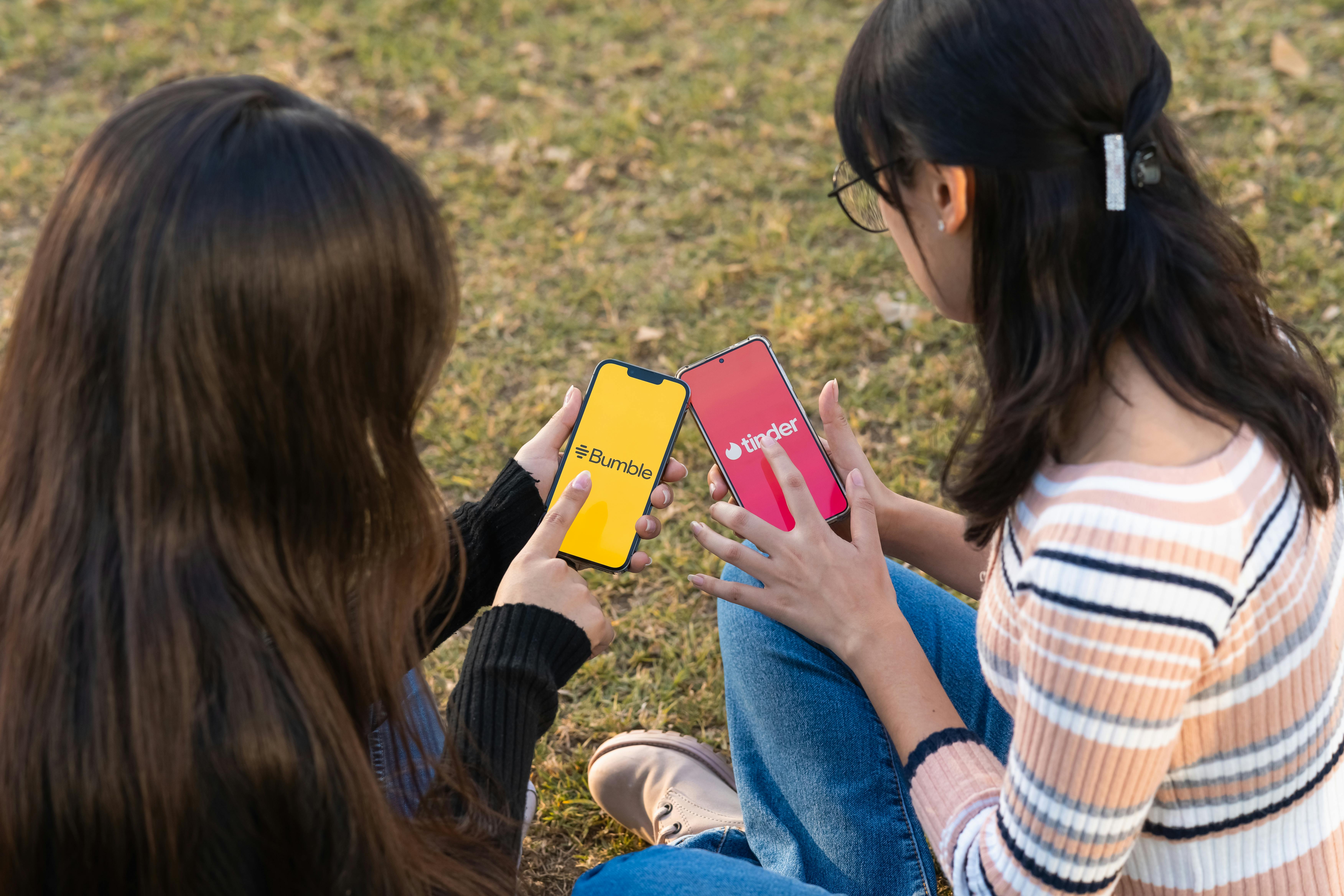 “Es deshumanizante”: la generación que le está dando la espalda a las apps de citas