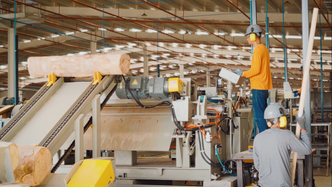 Bolívar impulsa su economía con una nueva planta de producción de madera