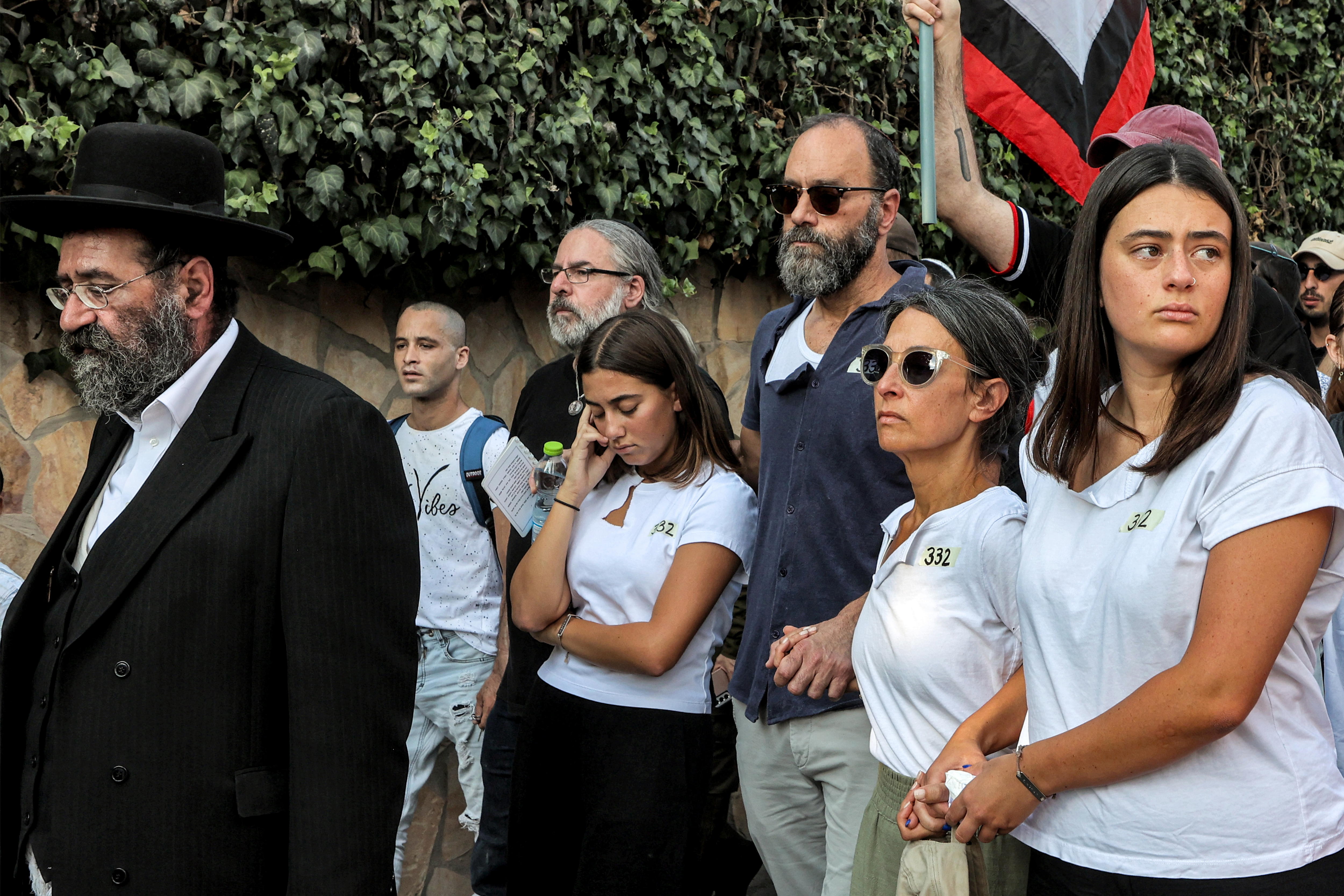 Jerusalem (-), 02/09/2024.- Jonathan Polin (3rd-R) and Rachel Goldberg (2nd-R), parents of killed US-Israeli hostage Hersh Goldberg-Polin whose body was recovered with five other hostages in Gaza, attend the funeral in Jerusalem on September 2, 2024, amid the ongoing conflict between Israel and the Palestinian militant group Hamas. The six were among 251 hostages seized during Hamas's October 7 attack that triggered the ongoing war between Israel and Hamas. (Jerusalén) EFE/EPA/GIL COHEN-MAGEN / POOL