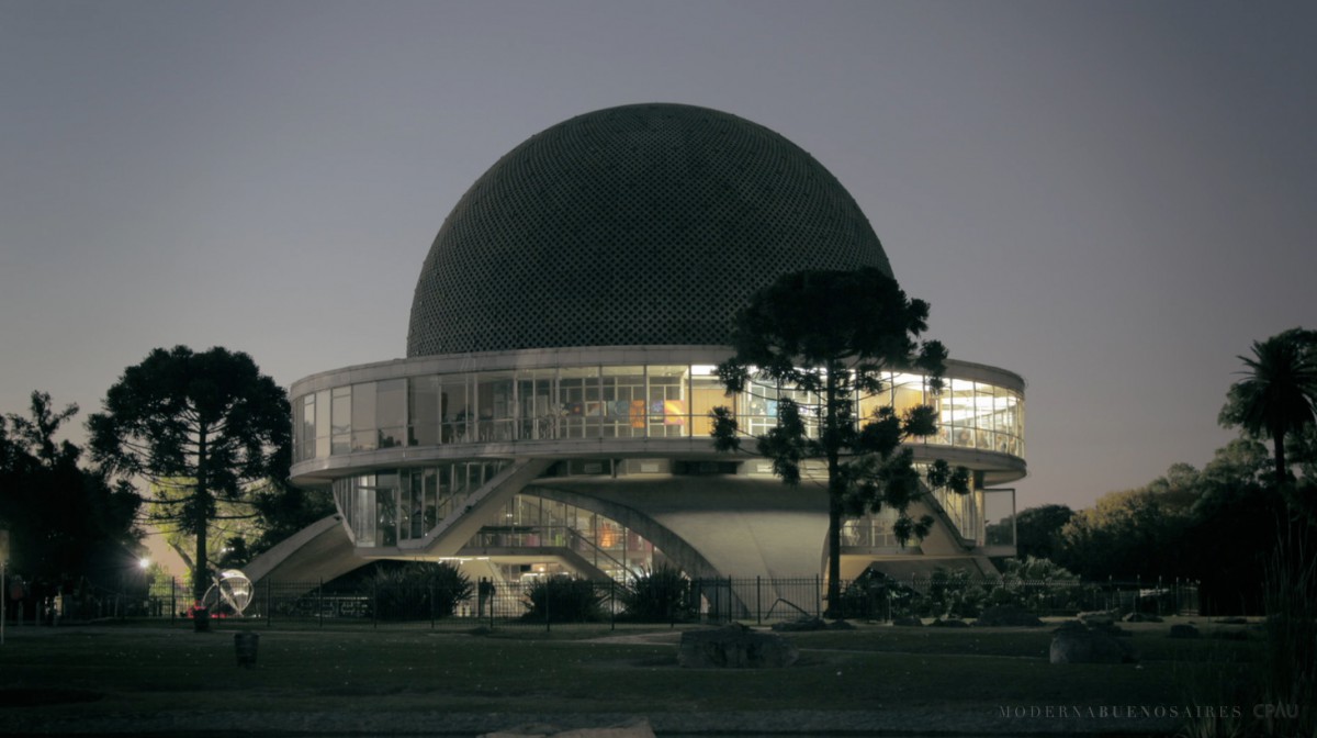 El Planetario Galileo Galilei, ubicado en el Parque Tres de Febrero, es uno de los grandes íconos científicos y arquitectónicos de la ciudad. Inaugurado en 1968 y diseñado por Enrique Jan, su estructura geométrica y su cúpula simbolizan la conexión entre el ser humano y el cosmos. Además de su teatro de proyección del cielo, ofrece una experiencia inmersiva sobre el universo y alberga un fragmento de roca lunar traído por la misión Apolo 11.