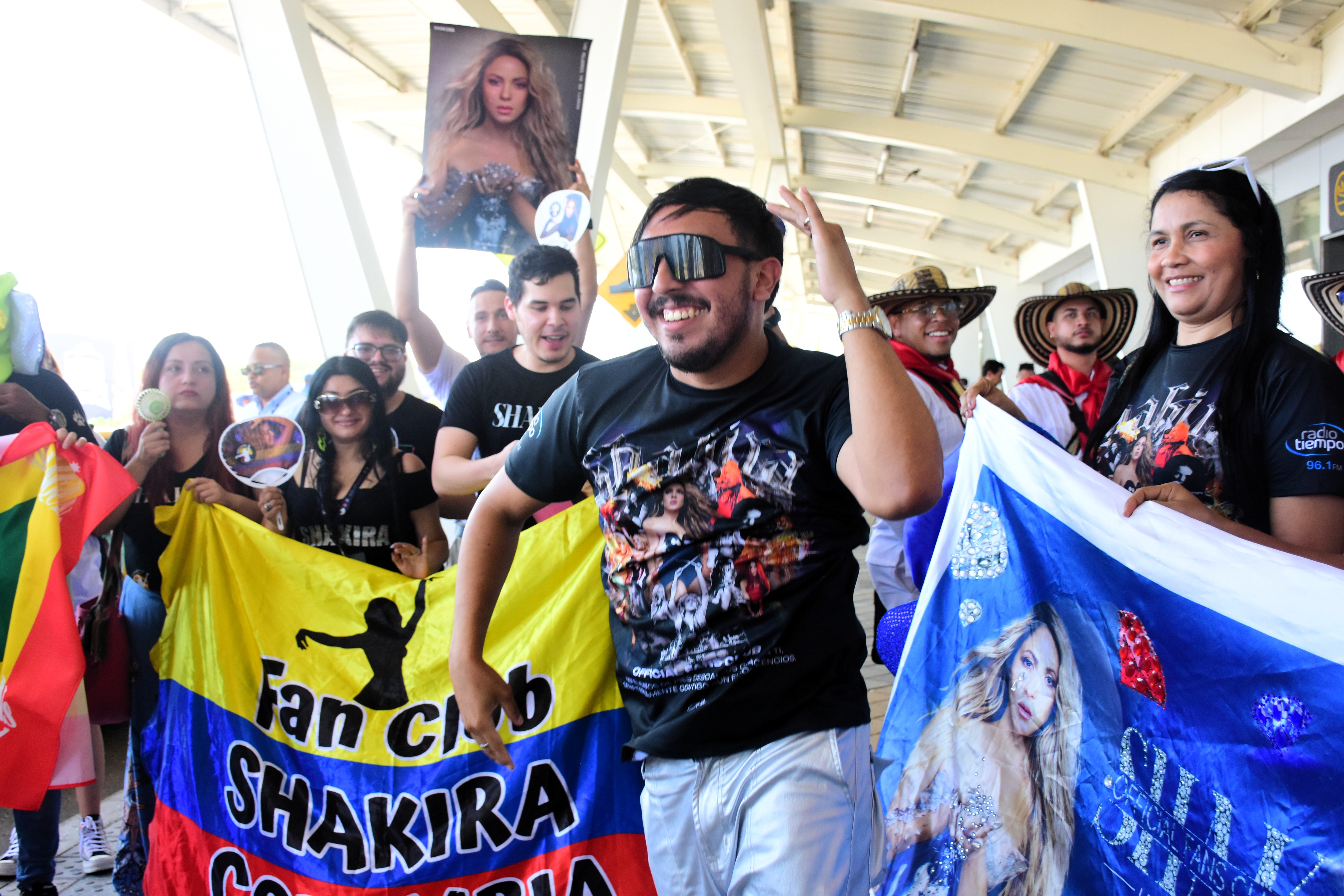 AME1191. BARRANQUILLA (COLOMBIA), 18/02/2025.- Seguidores de la cantante colombiana Shakira se reúnen en el aeropuerto Ernesto Cortissoz para recibir a la artista este martes, en Barranquilla (Colombia). Shakira se presentará en su ciudad natal el 20 y 21 de febrero. EFE/ Aleidys Coll