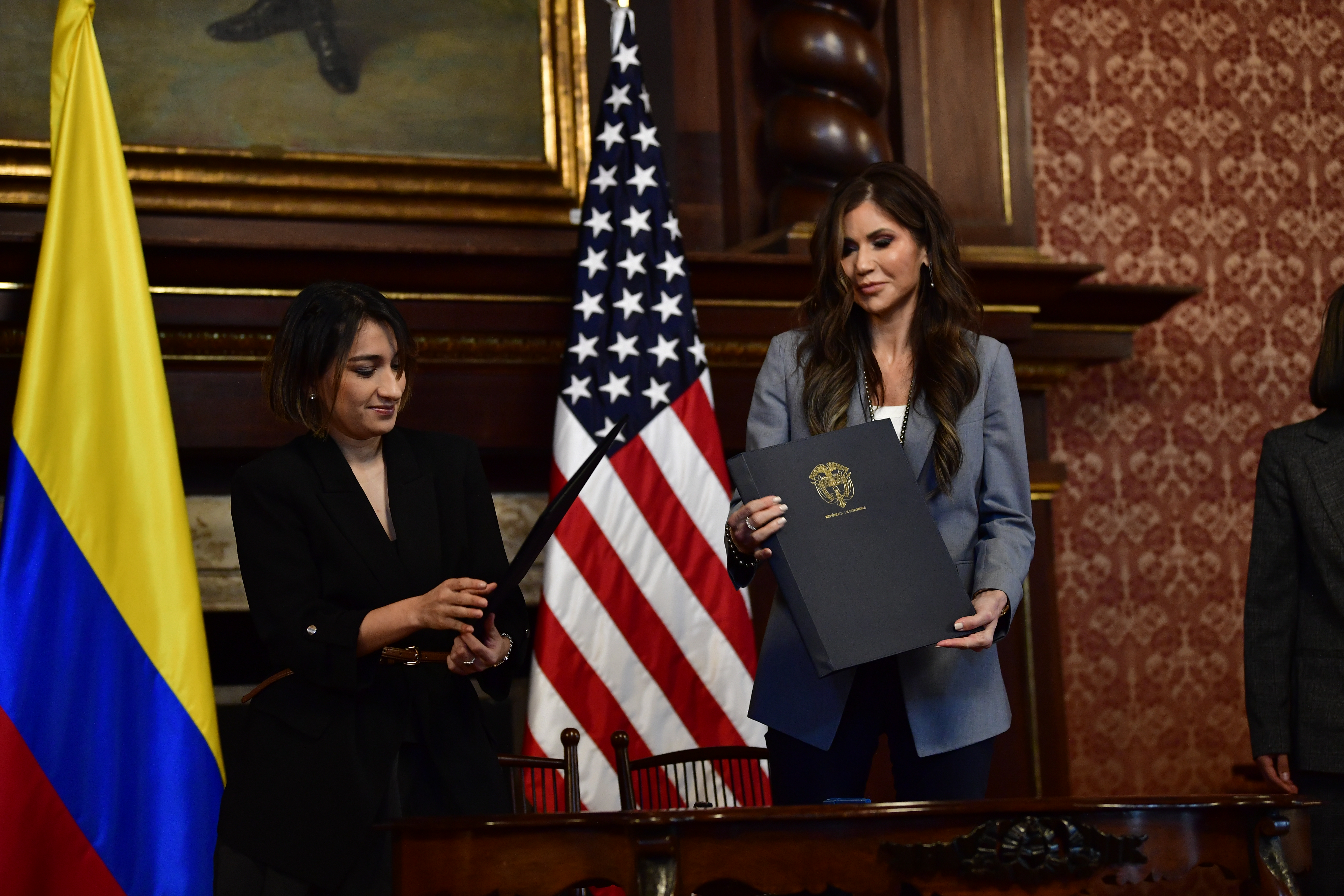 Ministra de Relaciones Exteriores de Colombia en compañía de la Secretaria de Seguridad Nacional de los Estados Unidos Kristi Noem para presentar una declaración de intereses para la cooperación bilateral en el Palacio de San Carlos.
