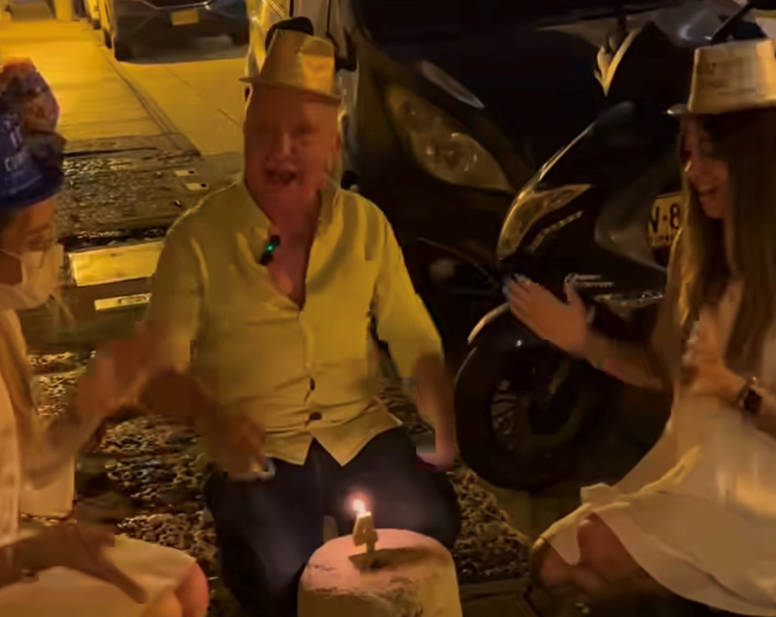 Con pastel y gorros ciudadanos conmemoraron cuatro años de un hueco en Cartagena