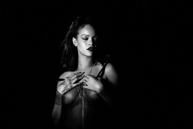10 poses sensuales de Rihanna en video «Kiss it better»