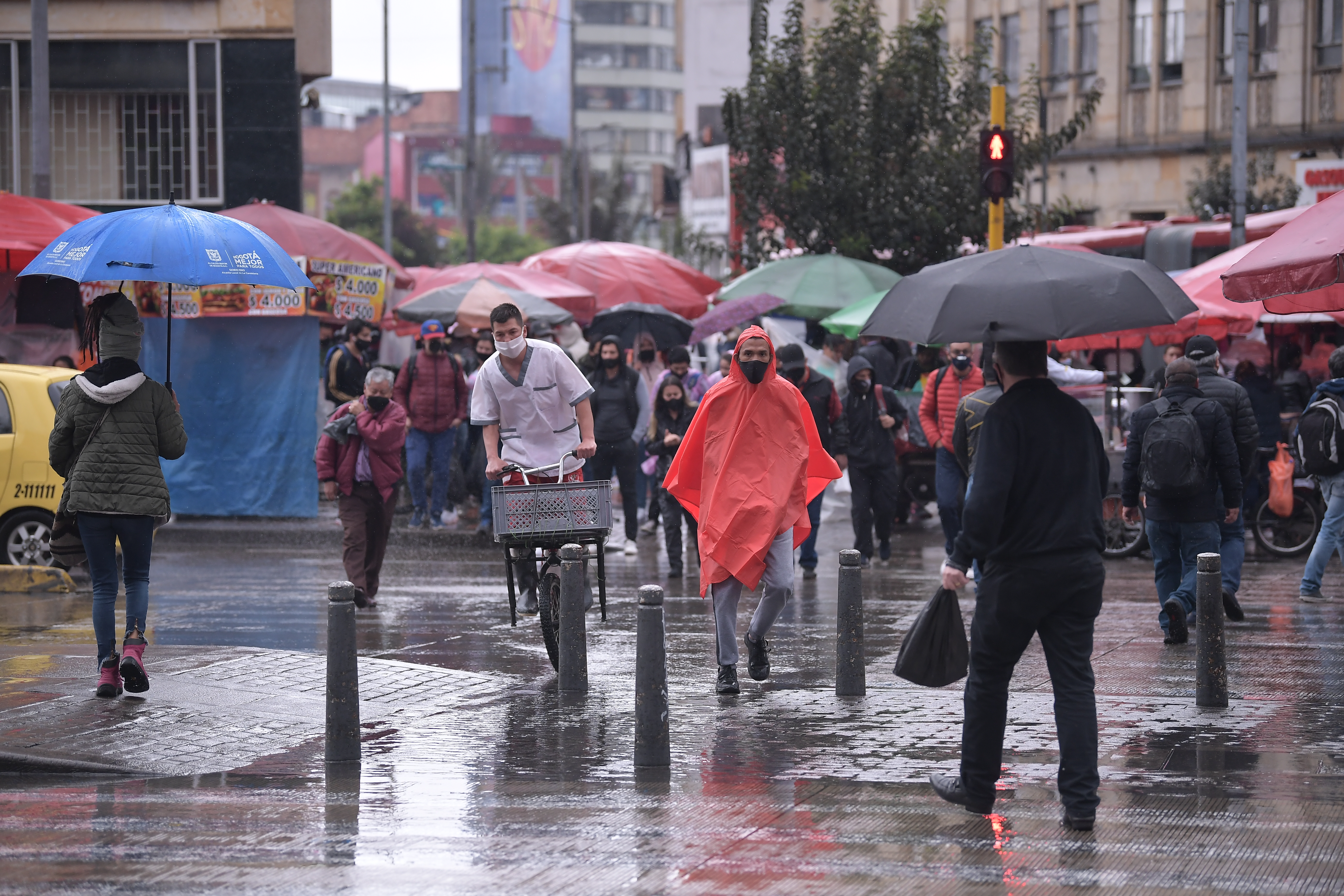 Locales comerciales y ventas ambulantes en San Victorino, creando aglomeraciones durante la pandemia provocada por el Covid-19.