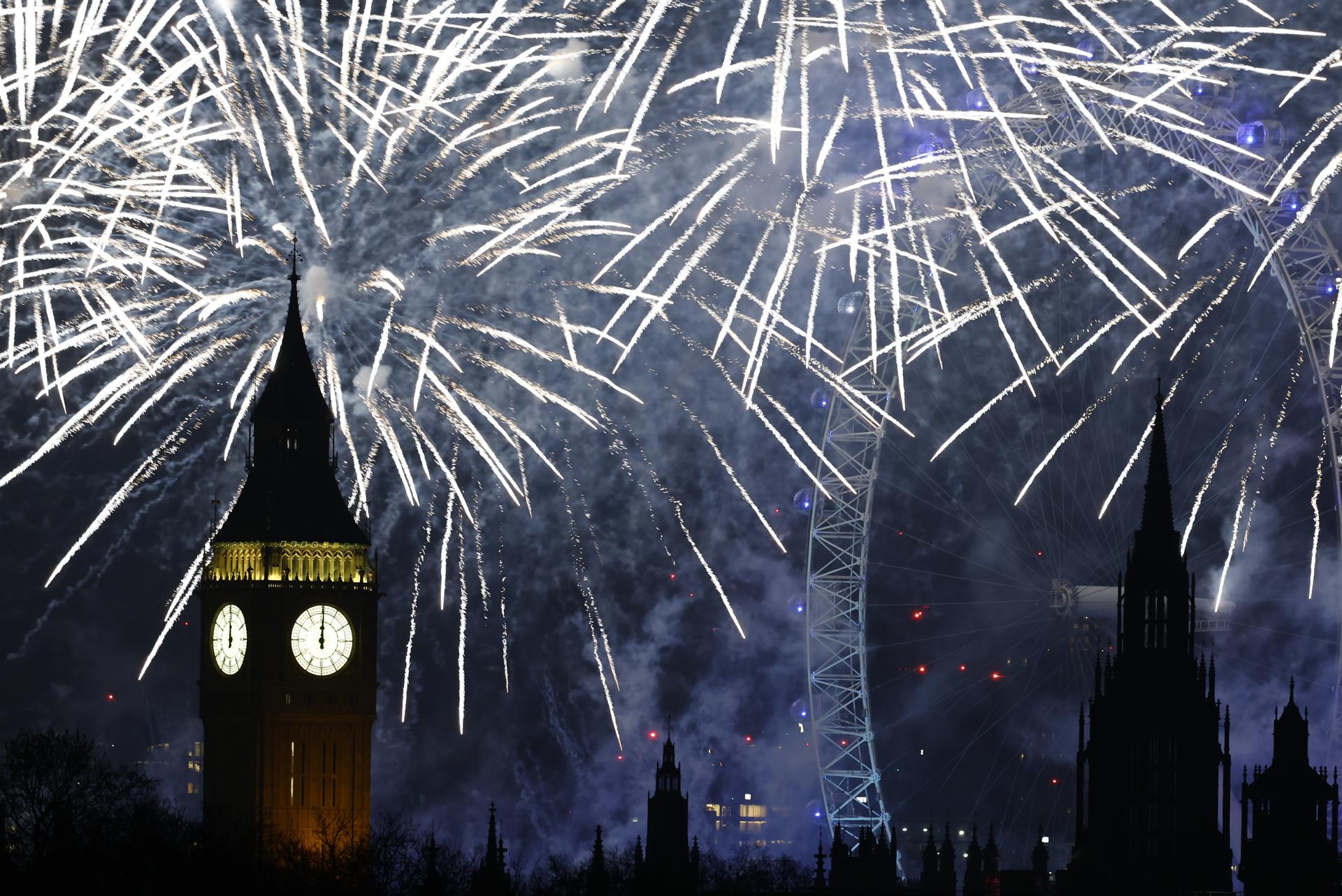 LONDON (United Kingdom), 31/12/2025.- New Year's Eve fireworks display takes place over the Elizabeth Tower and the London Eye during New Year celebrations to welcome 2026 in London, Britain, 01 January 2026. The Mayor of London's fireworks event attracts over 100,000 people along the River Thames every year. (Reino Unido, Londres) EFE/EPA/TOLGA AKMEN