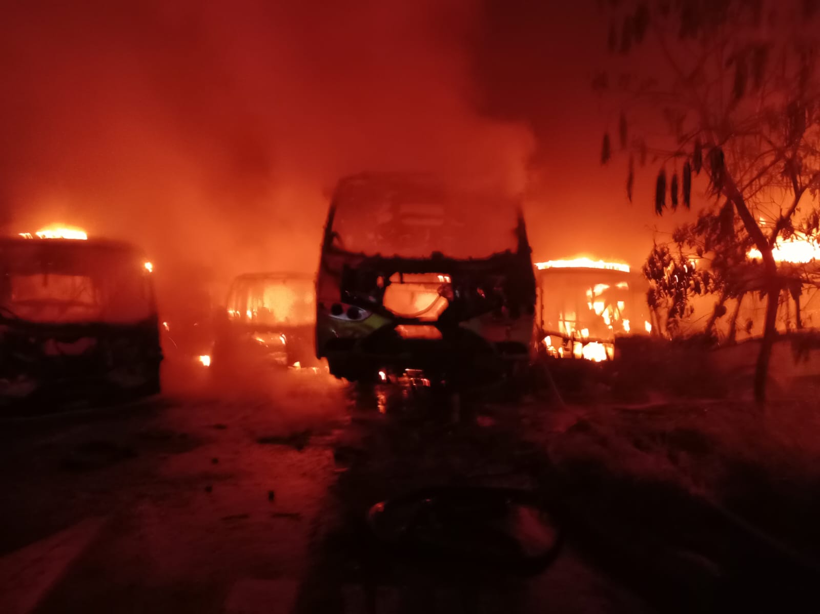 Grave incendio en patio de Metrolínea en Girón calcinó 14 buses, ¿qué pasó?