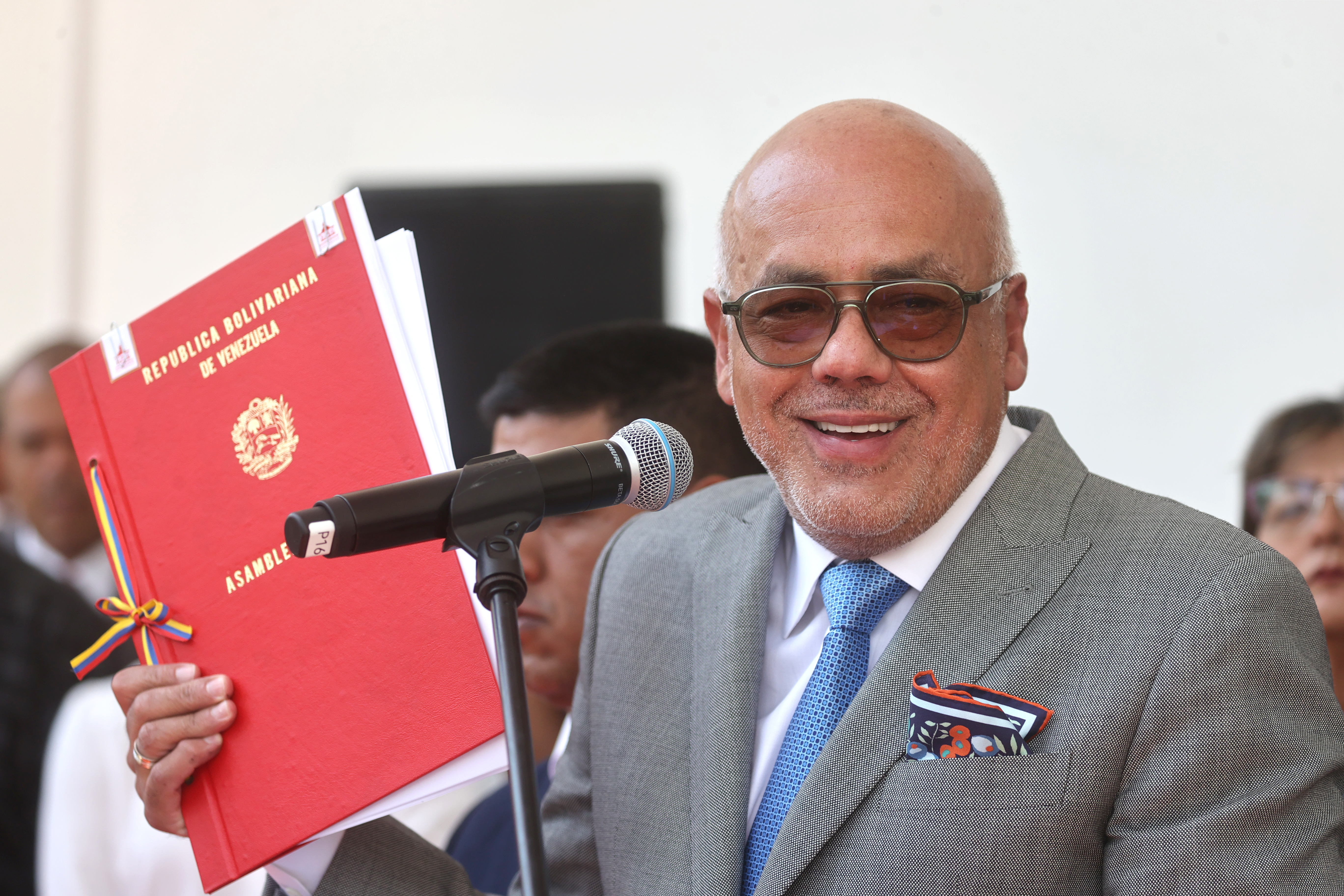 AME3196. CARACAS (VENEZUELA), 28/02/2024.- El presidente de la Asamblea Nacional (AN/Parlamento) de Venezuela, Jorge Rodríguez, habla este miércoles en Caracas (Venezuela). El presidente de la Asamblea Nacional (AN/Parlamento) de Venezuela, Jorge Rodríguez, informó este miércoles que la propuesta de calendario electoral firmada hoy por varios sectores políticos, religiosos, empresariales y sociales del país, contiene "27 fechas", planteadas por estos grupos, que abarcan desde la última semana de marzo hasta diciembre, como una forma de "provocación para seguir la discusión". EFE/Miguel Gutiérrez