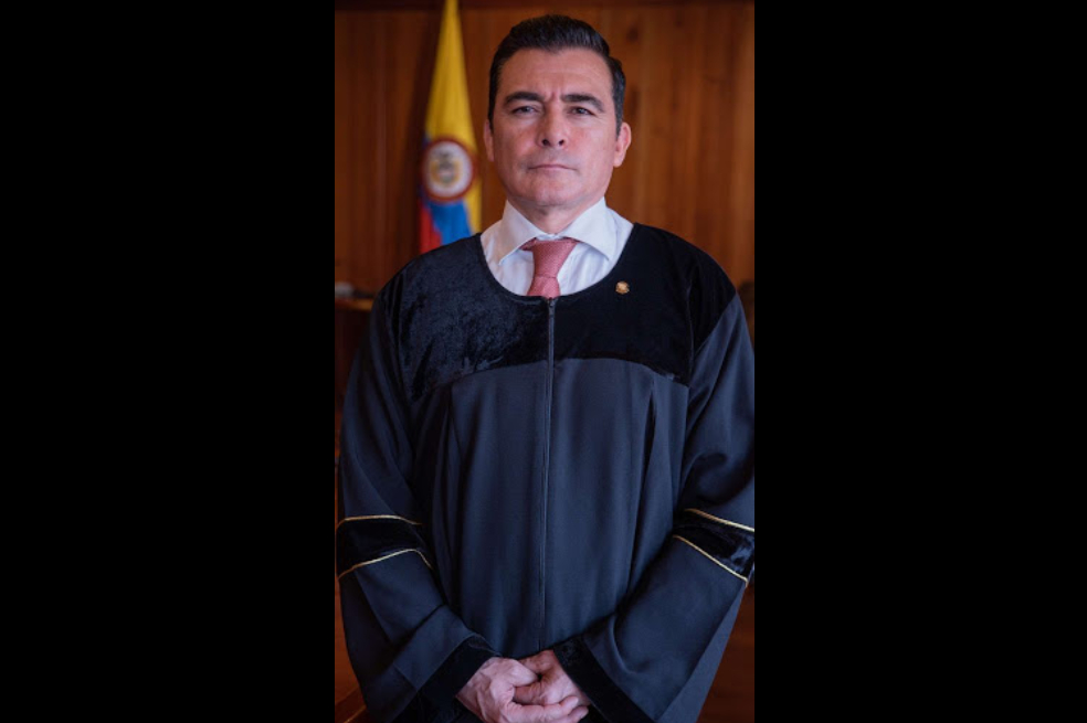 El magistrado César Augusto Reyes Medina es egresado de la Universidad La Gran Colombia, especialista en Derecho Penal de la Universidad Nacional, en Derechos Humanos de la ESAP y en Docencia Universitaria de la Universidad Santo Tomás; doctorando en Derecho de la Universidad de Buenos Aires-Argentina y formación académica recibida en los Estados Unidos y Puerto Rico sobre Sistema Acusatorio, Juicio Oral y Metodología de Enseñanza del Derecho.