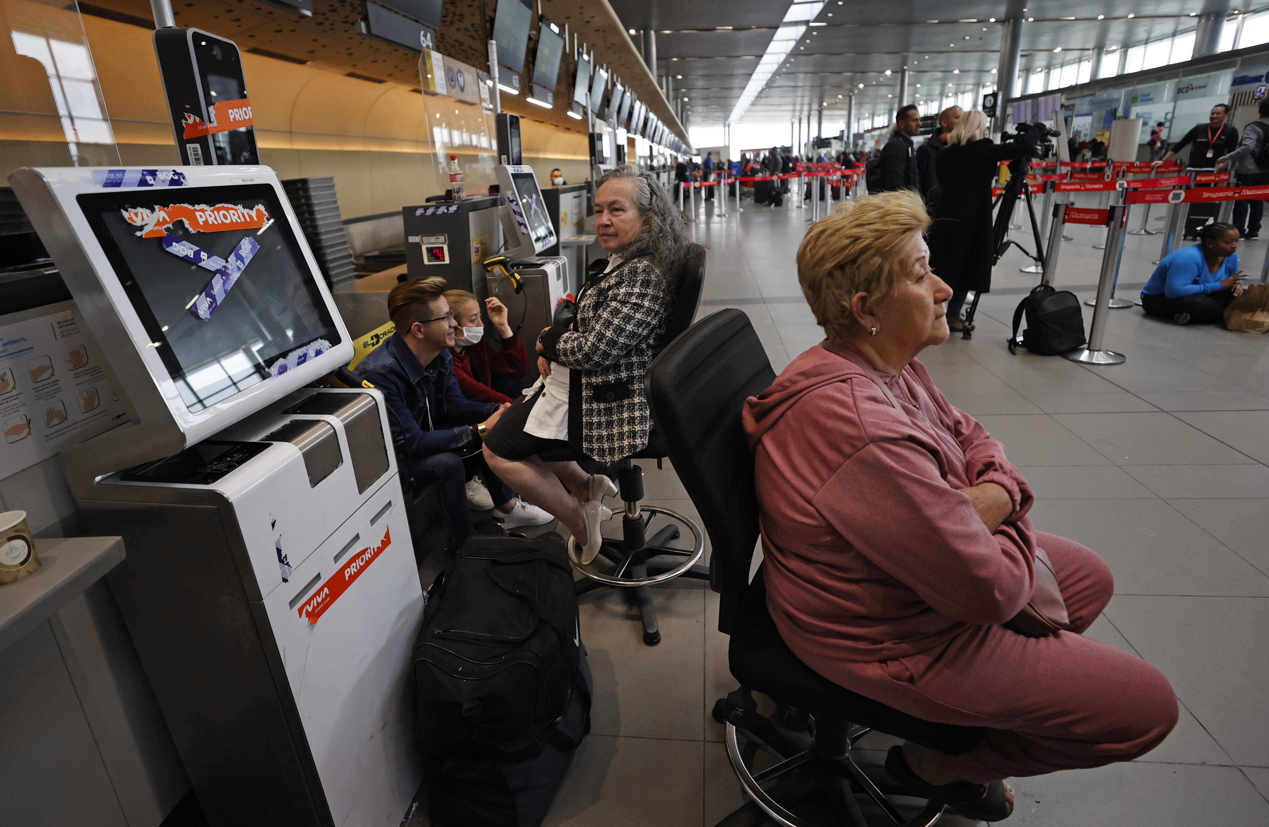 ¿Qué hacer si le cancelan o reprograman un vuelo? Estos son sus derechos