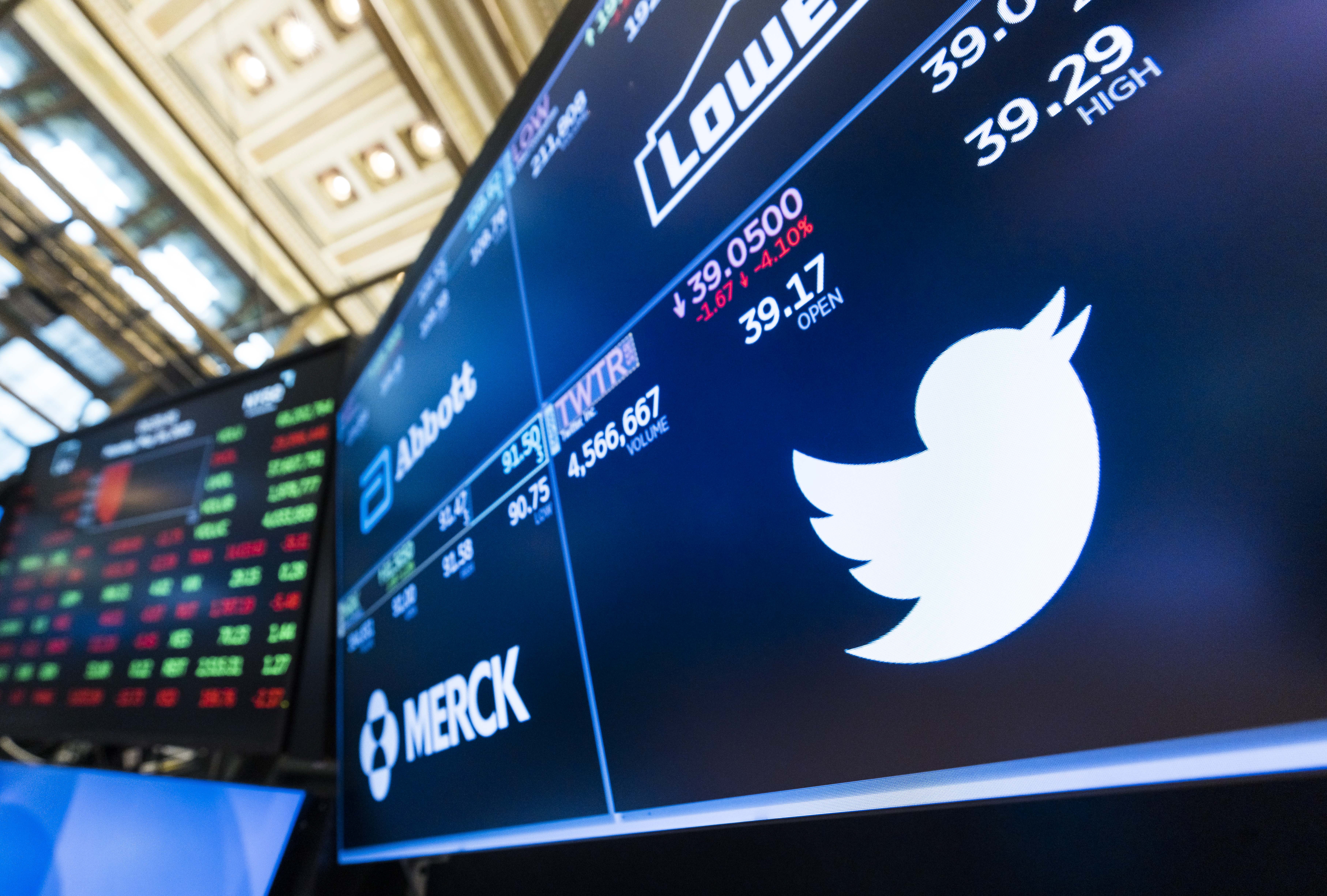 EA1854. NUEVA YORK (ESTADOS UNIDOS), 29/09/2022.- Fotografía de archivo fechada el 16 de mayo de 2022 que muestra una pantalla con el logo de la red social Twitter en el piso de la Bolsa de Nueva York (EE.UU.). as dos esquinas ya están preparando a sus púgiles, poniéndoles los protectores bucales y ya están listos para destrozarse a golpes. Hablamos de Twitter y Elon Musk, que abordaron los contenidos que serán utilizados próximamente en el juicio por la compra de la red social. EFE/ Justin Lane ARCHIVO