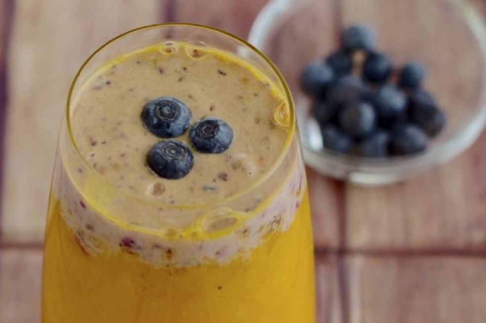 Licuado de arándanos y mango para el sobrepeso