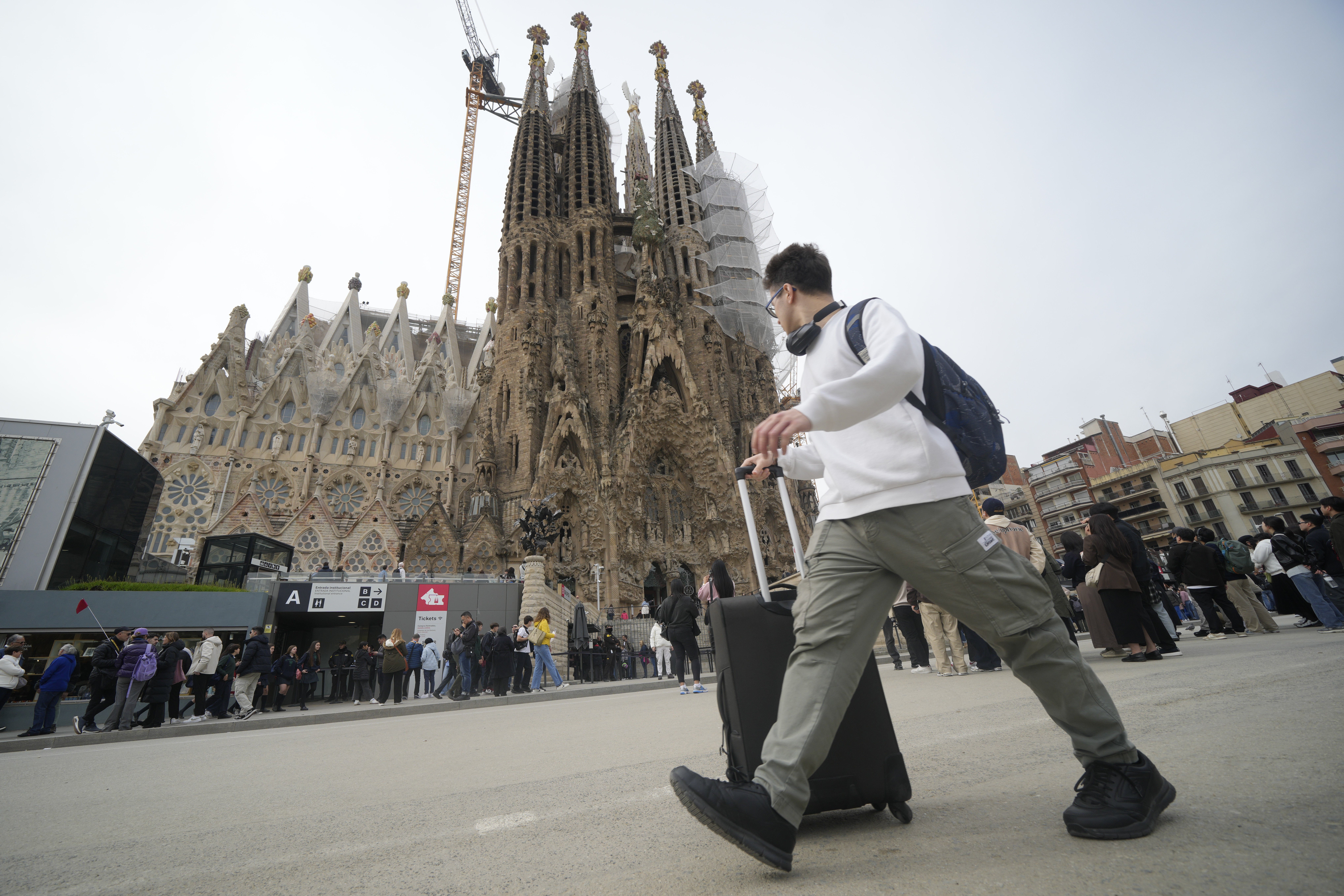 La Sagrada Familia abrirá su torre central en junio y enfrenta problemas para ser terminada