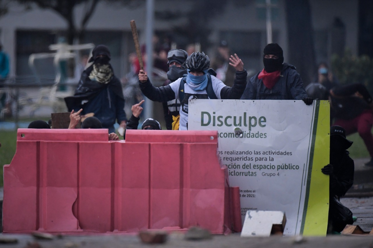 Las manifestaciones afectaron la movilidad y provocaron el cierre de las estaciones de Transmilenio Recinto Ferial y Ciudad Universitaria.