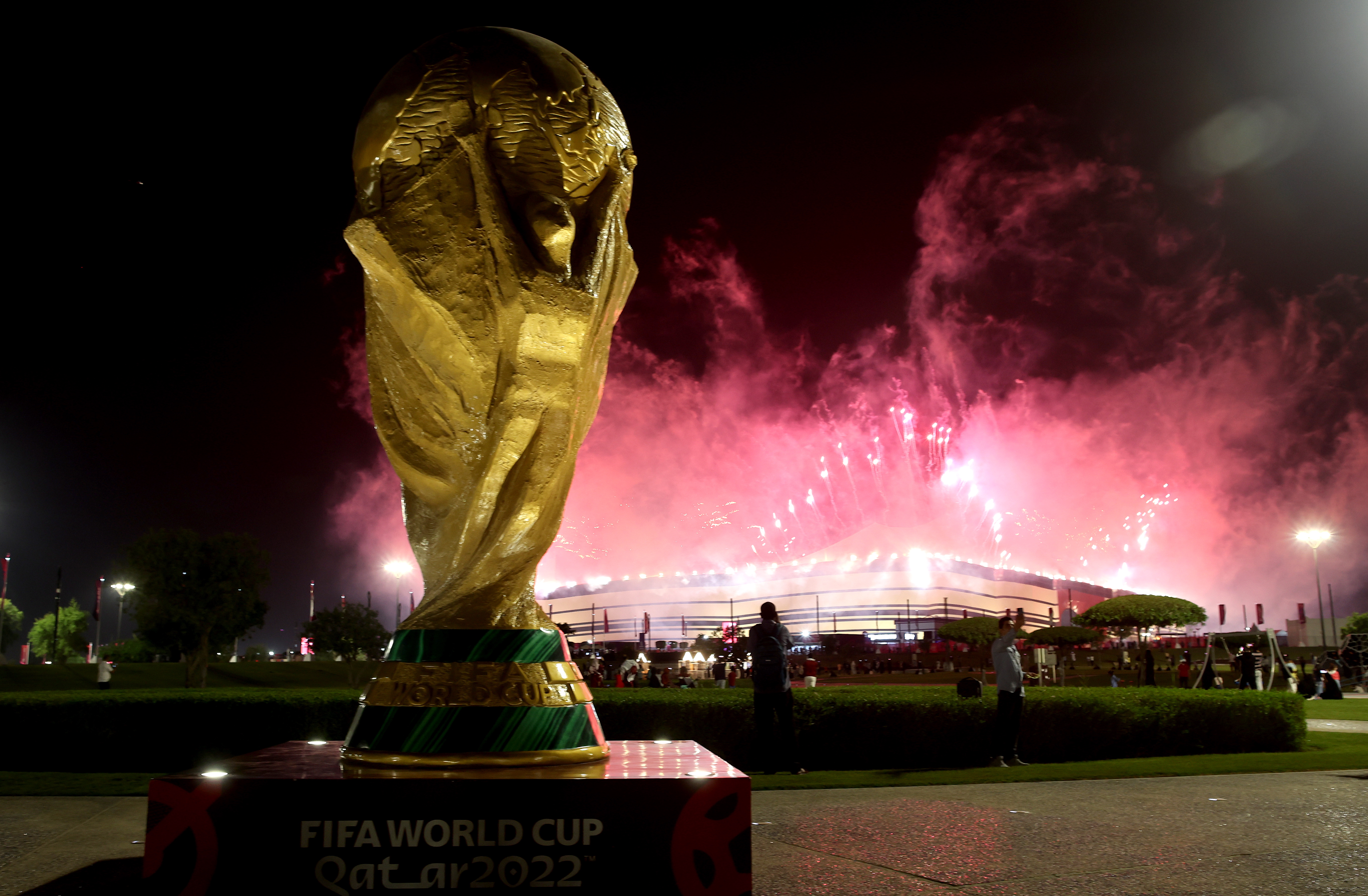 Al Khor (Qatar), 20/11/2022.- Fireworks go off over the stadium at the end of the opening ceremony prior to the FIFA World Cup 2022 group A Opening Match between Qatar and Ecuador at Al Bayt Stadium in Al Khor, Qatar, 20 November 2022. (Incendio, Mundial de Fútbol, Catar) EFE/EPA/Martin Divisek