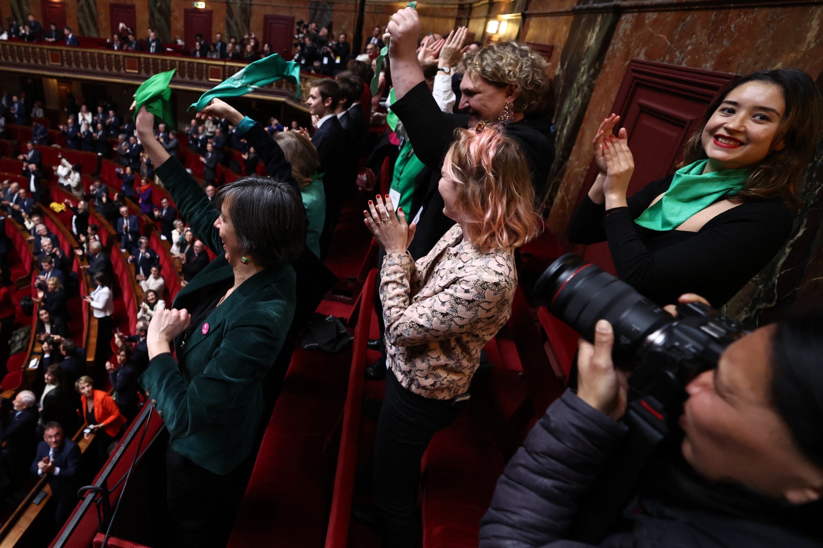 Con 720 votos a favor y 72 en contra, las dos cámaras del Parlamento francés (Senado y Asamblea Nacional) aprobaron, durante una sesión especial en el Palacio de Versalles, la modificación de la Constitución para garantizar plenamente el derecho al aborto.