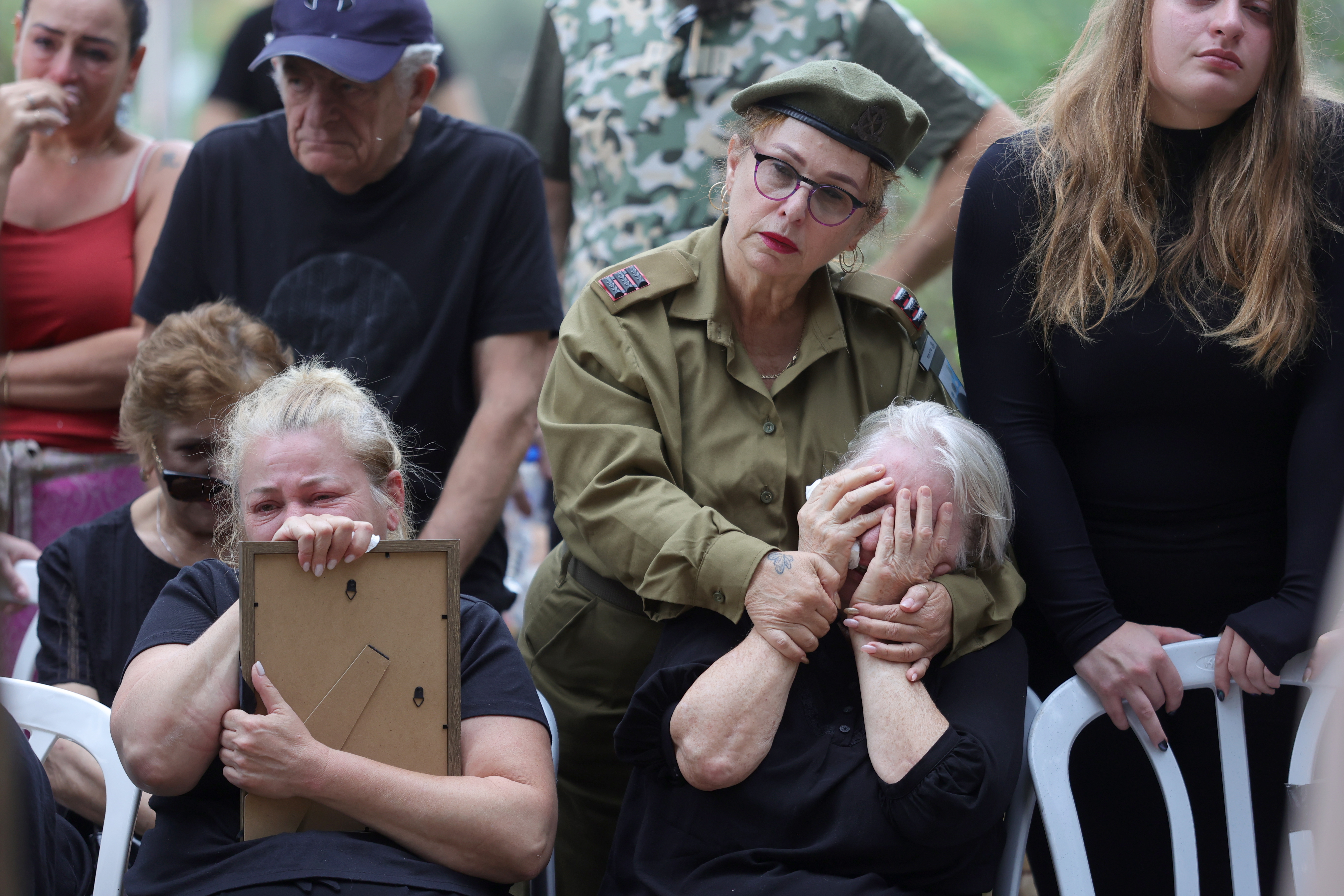 Kfar Menahem (Israel), 09/10/2023.- Family members mourn during the funeral of Israeli soldier Yuval Ben Yaakov, who died during fighting with Hamas militants on the border with the Gaza Strip, in the kibbutz of Kfar Menahem, southern Israel, 09 October 2023. The Israeli army announced on 09 October, it carried out over 500 strikes on targets across the Gaza Strip overnight. Palestinian officials said almost 500 people were killed, including 91 children, and over 2,700 were injured after Israel launched retaliatory raids and air strikes in the Palestinian enclave. An unprecedented attack on southern Israel on 07 October claimed by the Islamist movement Hamas killed more than 700 Israelis and left over 2,150 injured, the Israeli army said. EFE/EPA/ABIR SULTAN