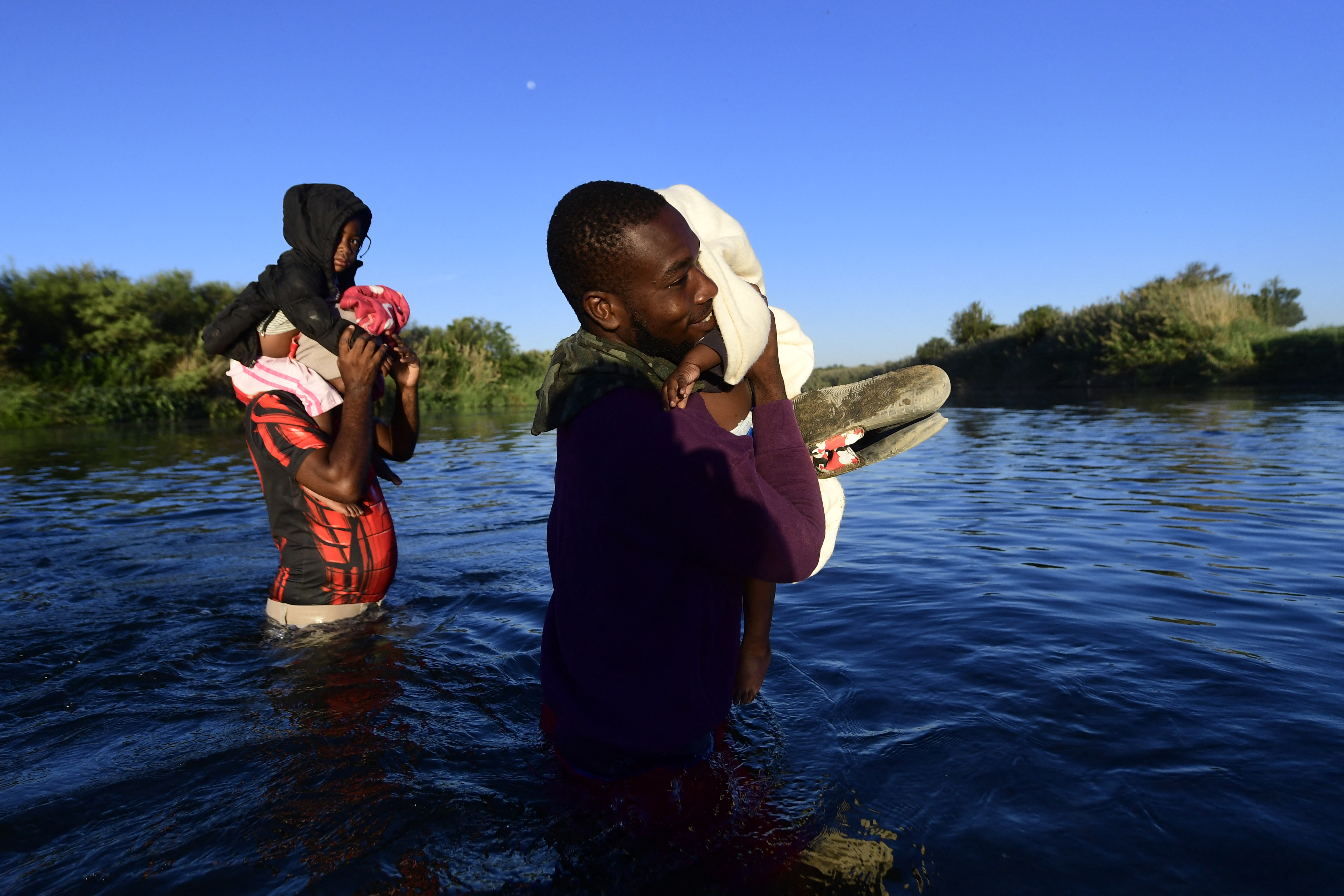 Renuncia enviado de EE.UU. en Haití y denuncia expulsión “inhumana” de migrantes