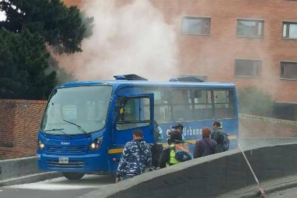 Incendio de bus del SITP paralizó movilidad por la Av. Circunvalar, oriente de Bogotá