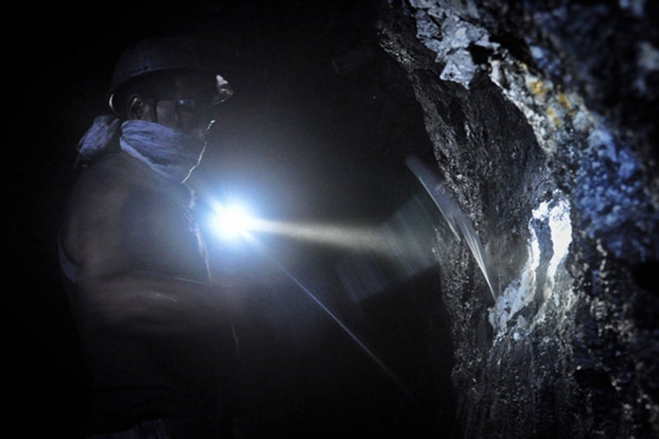 Narcos, paras y guerrilla tras la minería en Colombia: fusiles en el socavón