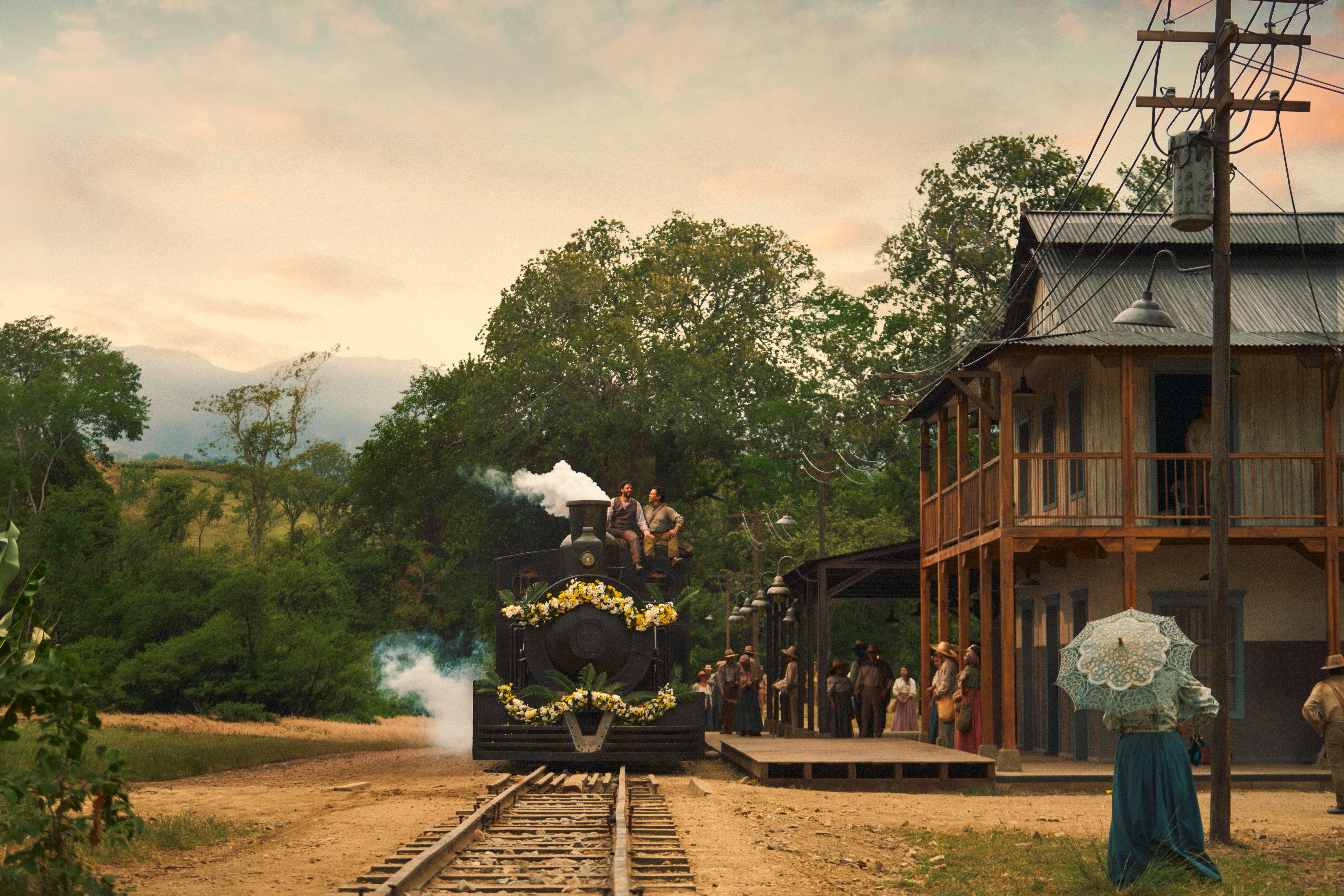 Una de las grandes adiciones de la segunda temporada de "Cien años de soledad" fue la construcción del ferrocarril y la estación del tren por la que llegará a Macondo la compañía bananera.