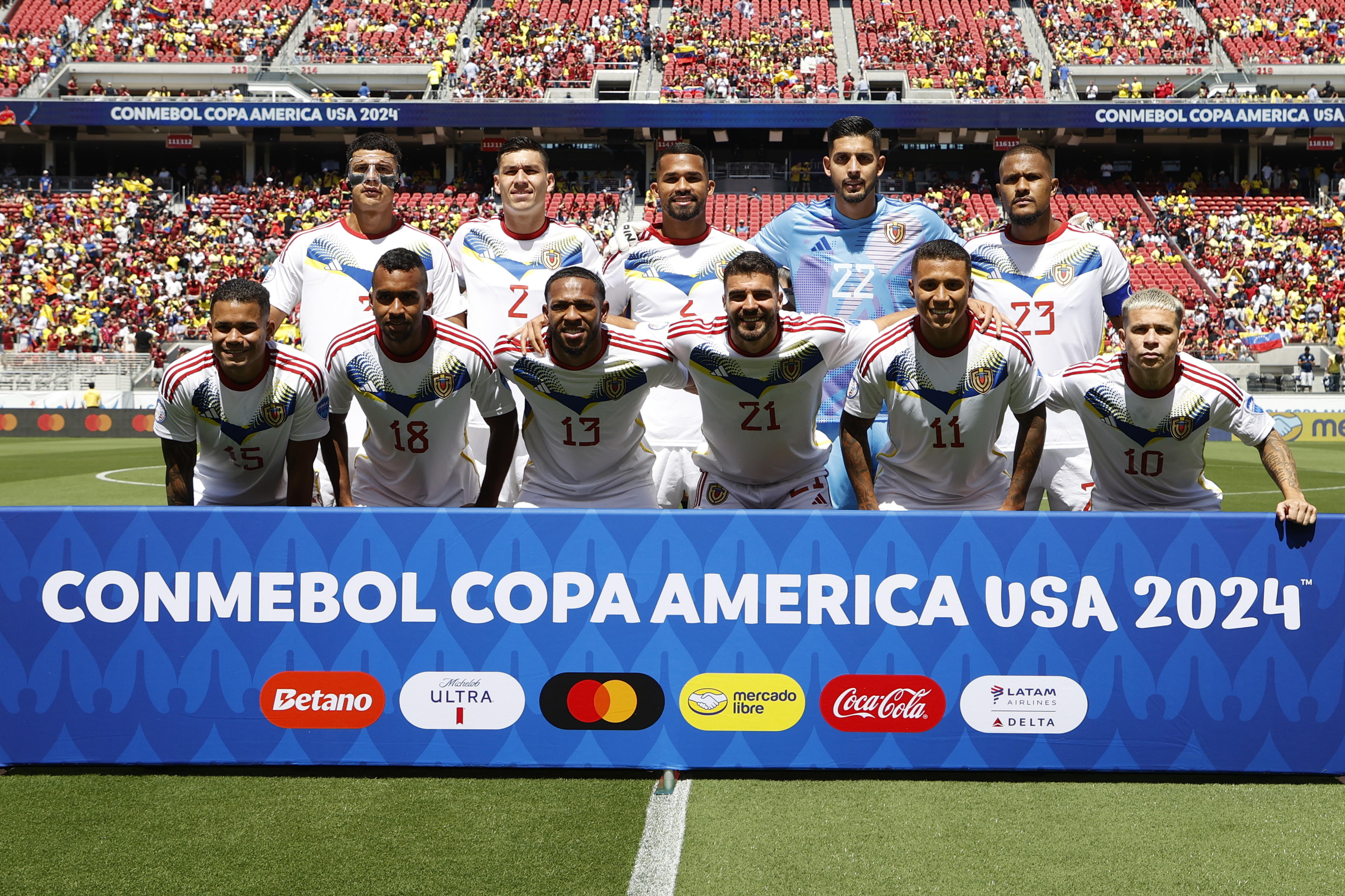 Santa Clara (United States), 22/06/2024.- Venezuela's players pose for a photo before a CONMEBOL Copa America group B match against Ecuador in Santa Clara, California, USA, 22 June 2024. EFE/EPA/JOHN G. MABANGLO