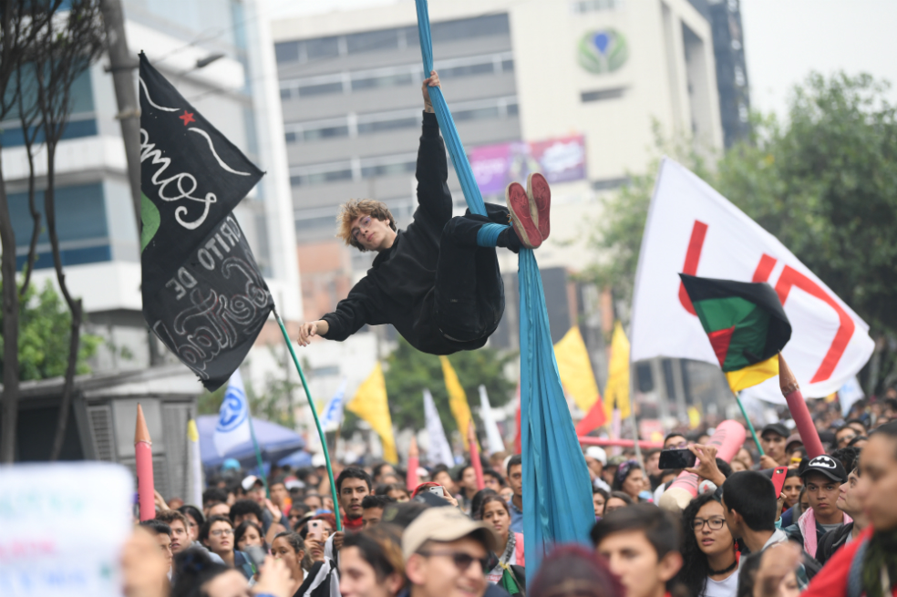 Encapuchados se enfrenataron con el Esmad en medio de marchas en Bogotá