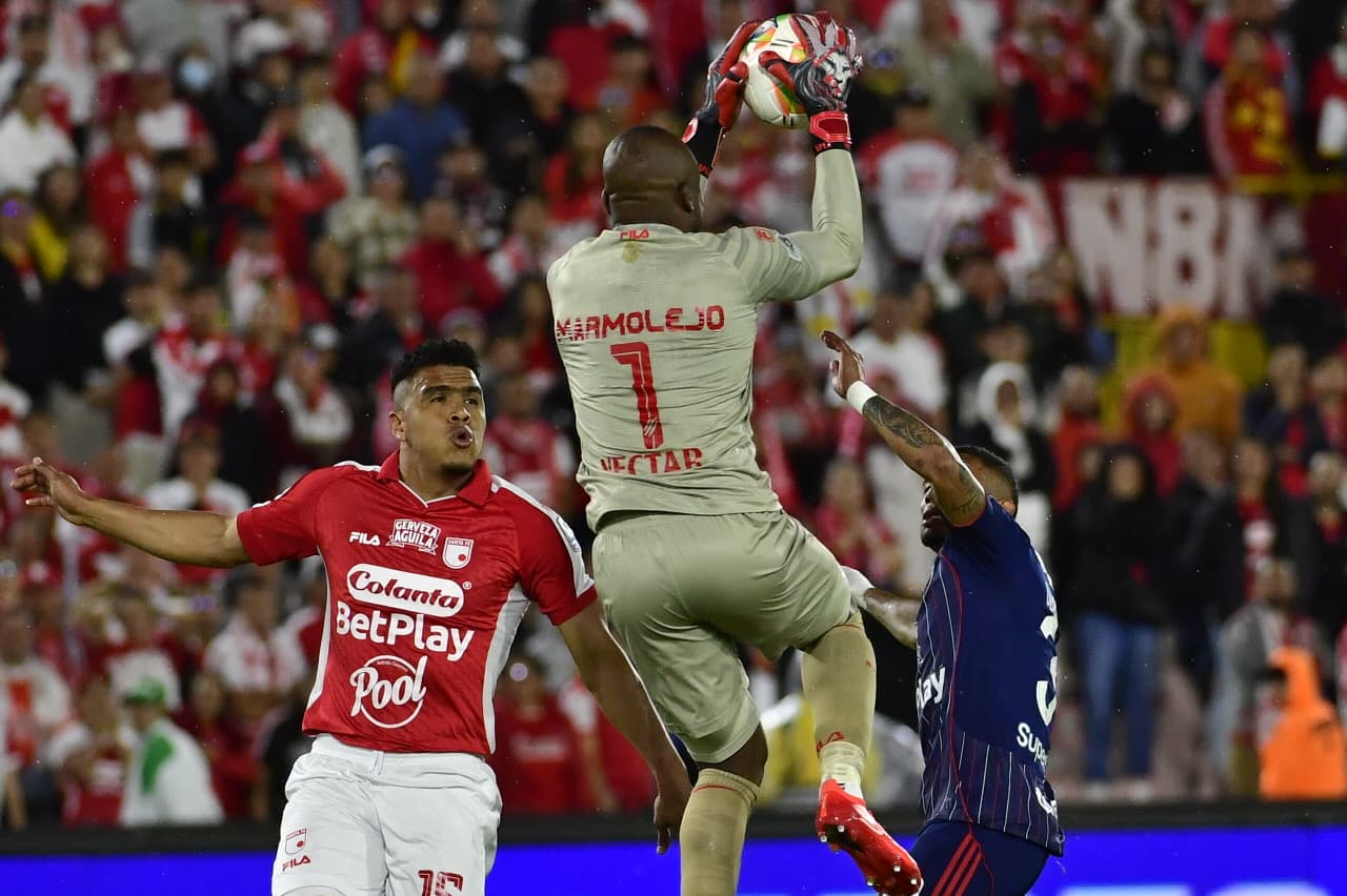 Santa Fe rescató un empate en El Campín, cuando parecía que Junior daba el golpe en la ida de la semifinal. Todo se definirá la próxima semana en la vuelta que se jugará en Barranquilla. Estas fueron las mejores imágenes.