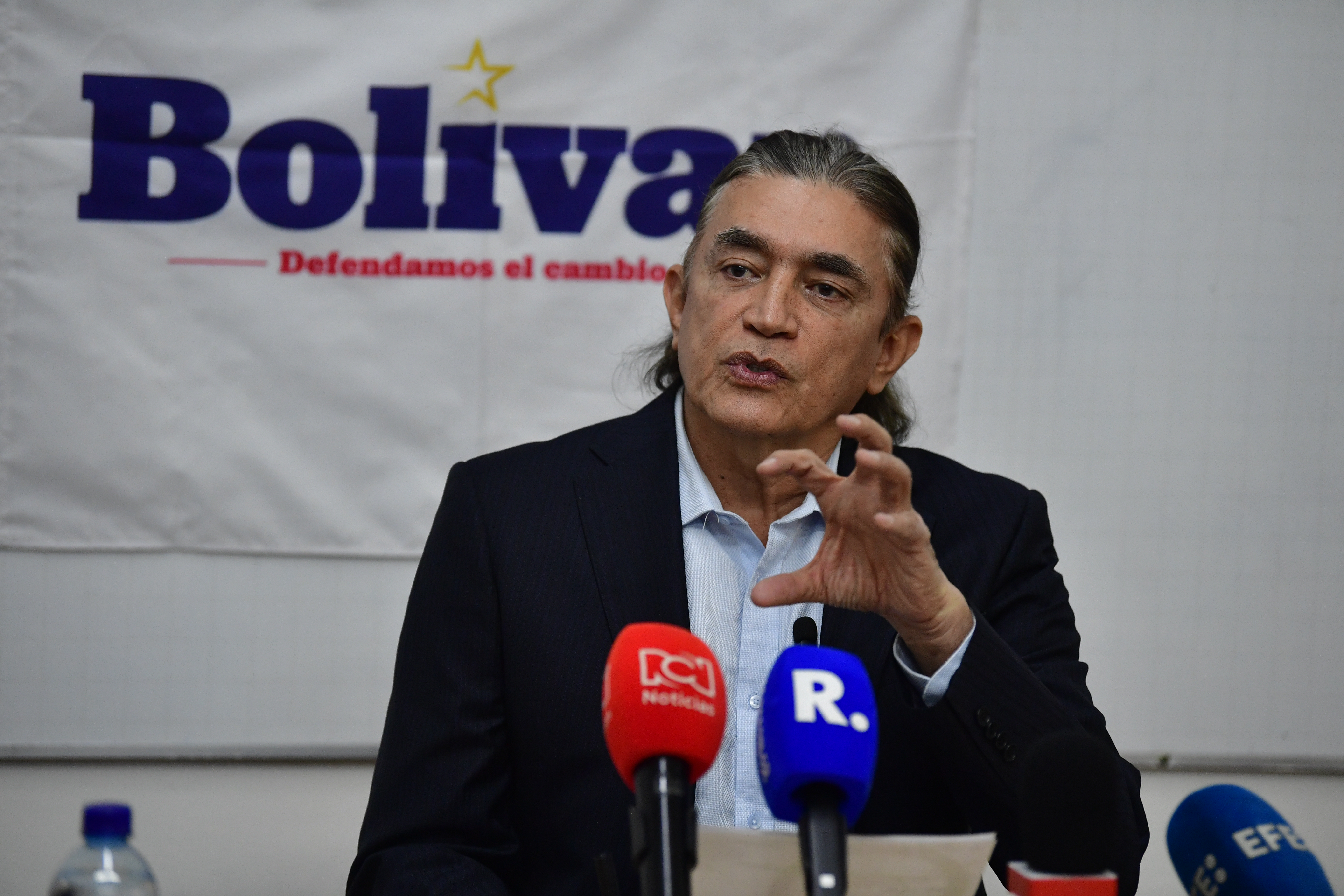 Rueda de prensa del exsenador durante su anuncio como precandidato presidencial